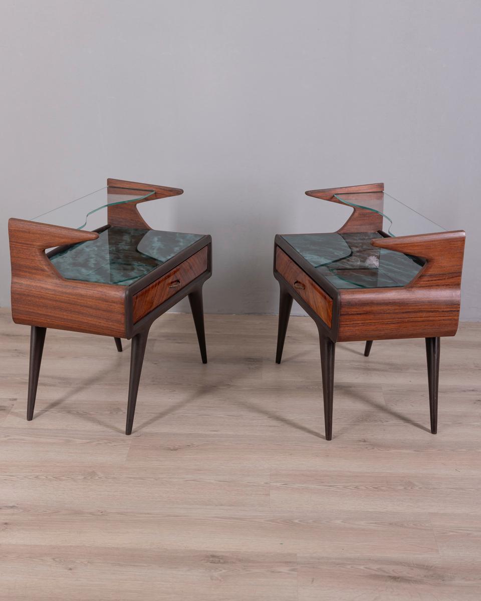 Coppia di comodini vintage anni '50 in legno e vetro, design Italiano en venta 3