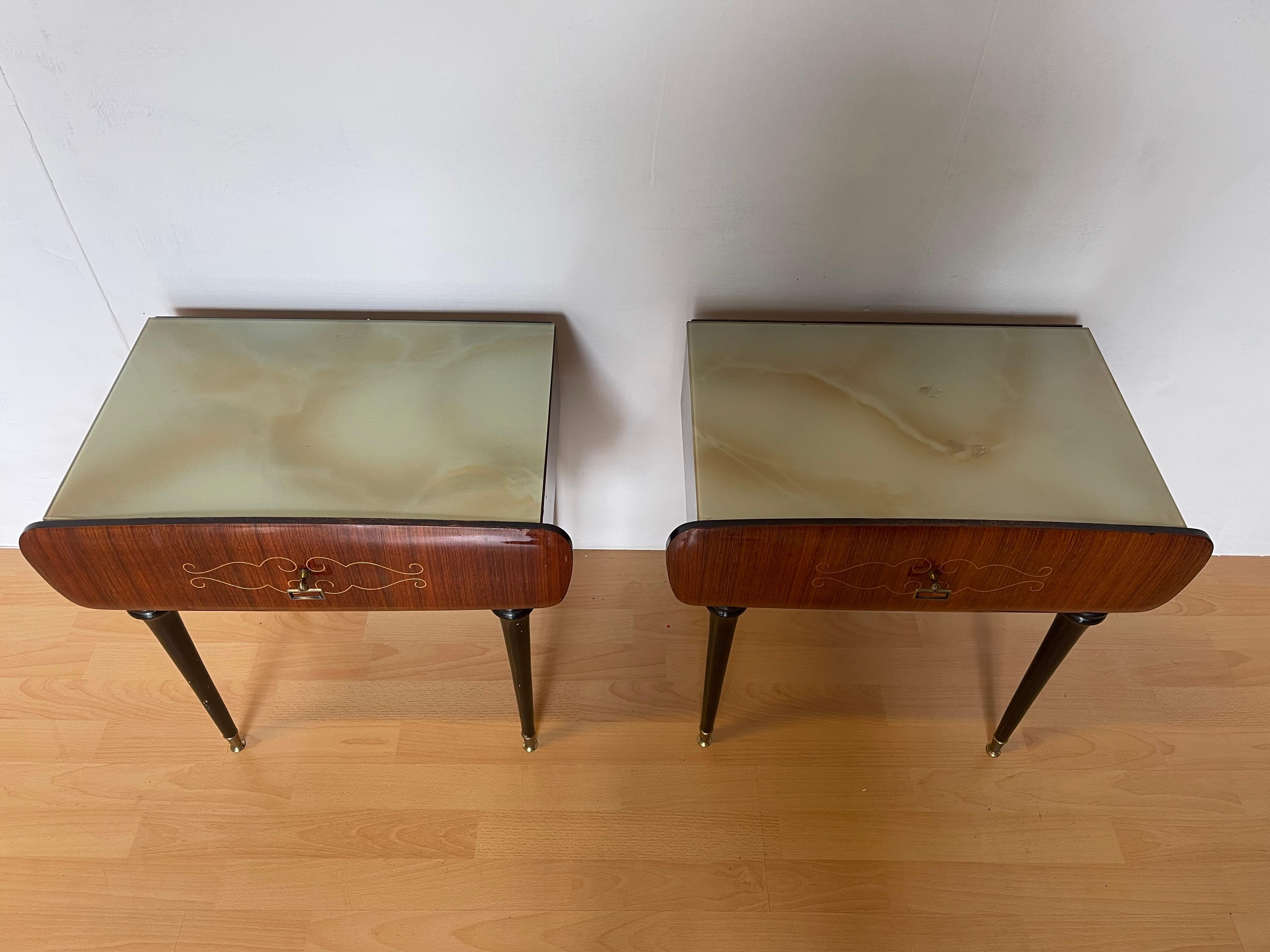 Art nouveau Paire de tables de chevet vintage des années 60 en vente