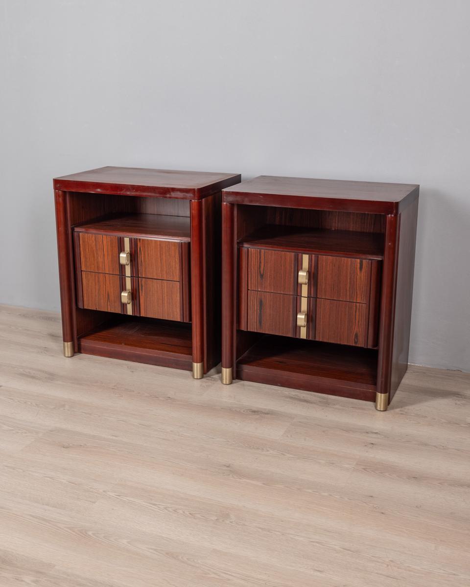 Zwei Nachttische aus Palisanderholz mit Griffen und vergoldeten Messingeinsätzen, italienisches Design, 1960er Jahre.

ZUSTAND:
In gutem Zustand, mit zeitbedingten Gebrauchsspuren

ABMESSUNGEN: 
Höhe 71 cm; Breite 60 cm; Länge 40 cm

MATERIALIEN: