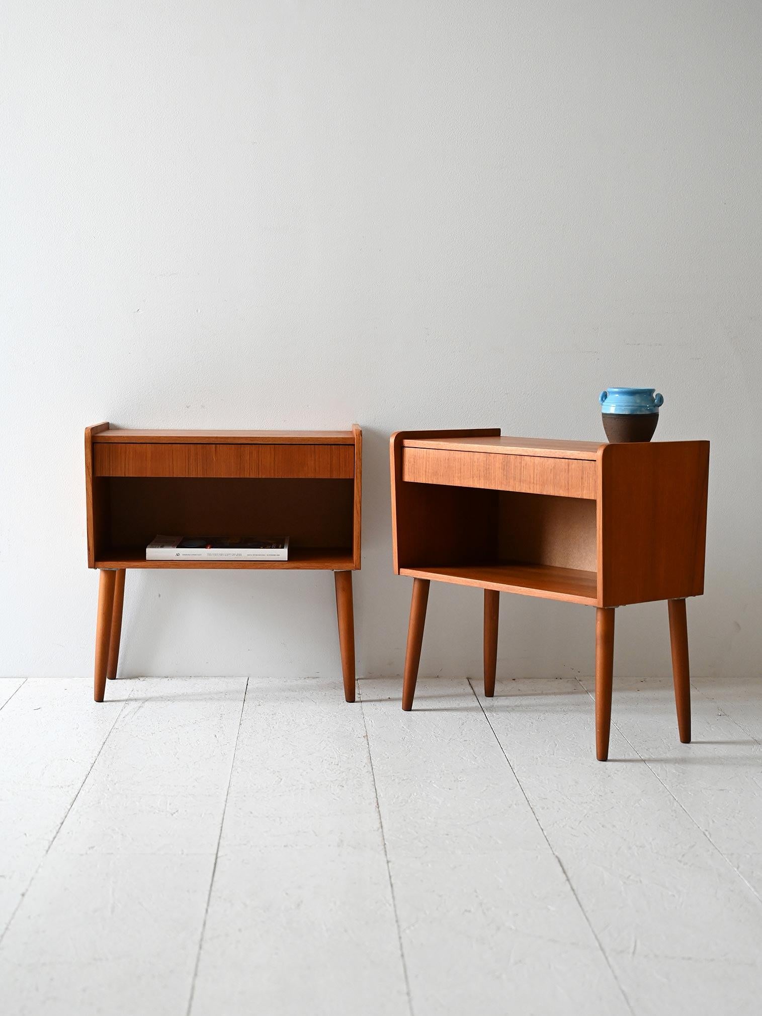 Comodini anni 50/60 in teak con cassetto a scomparsa e mensola. Linee pulite e design funzionale.

Elegante coppia di comodini scandinavi originali in teak, risalenti agli anni 50/60. Struttura compatta con cassetto superiore a scomparsa e mensola