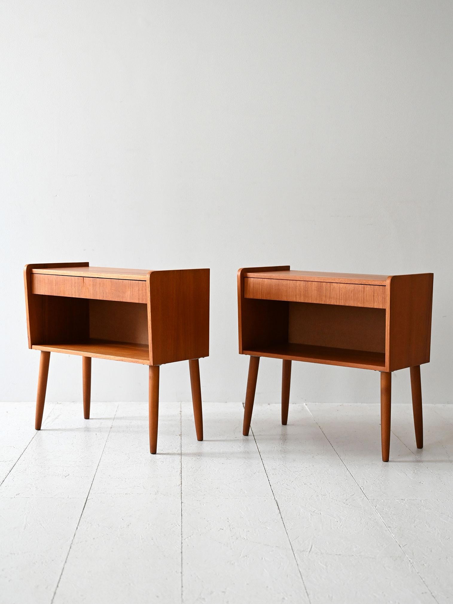 Scandinave moderne Coppia di comodini vintage scandinavi in teak en vente
