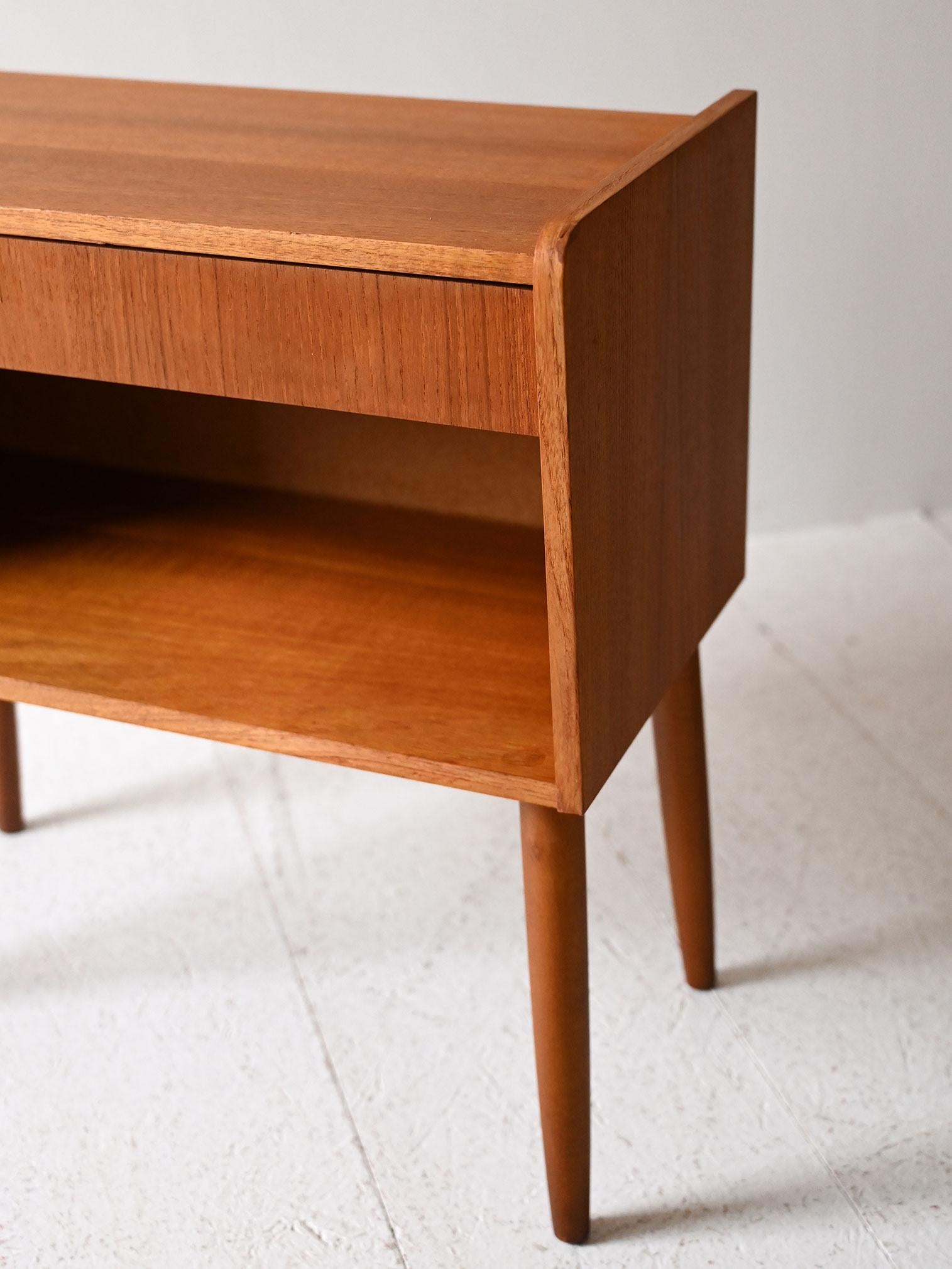 Mid-20th Century Coppia di comodini vintage scandinavi in teak en vente