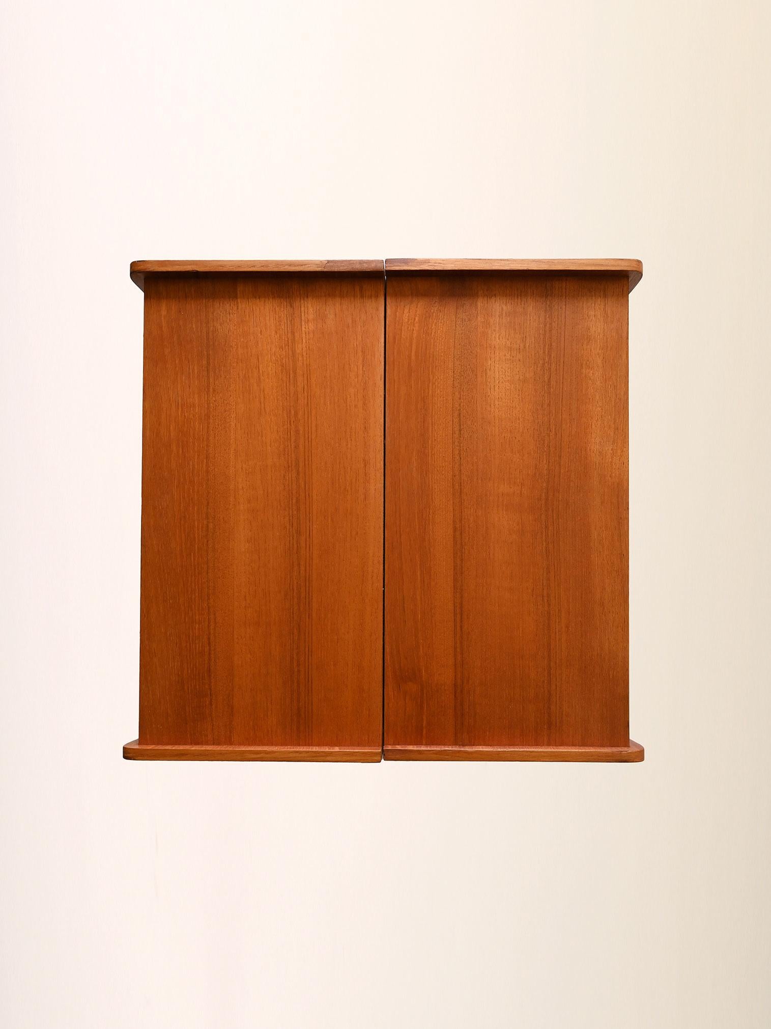 Teck Coppia di comodini vintage scandinavi in teak en vente
