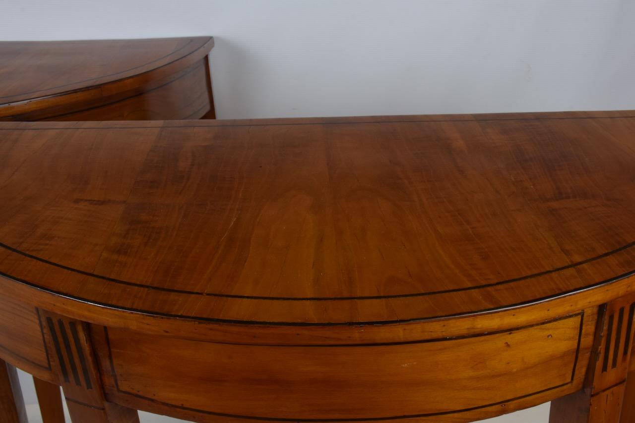 Ein Paar halbmondförmige Konsolentische aus italienischem Kirschholz. (19th Century) im Angebot