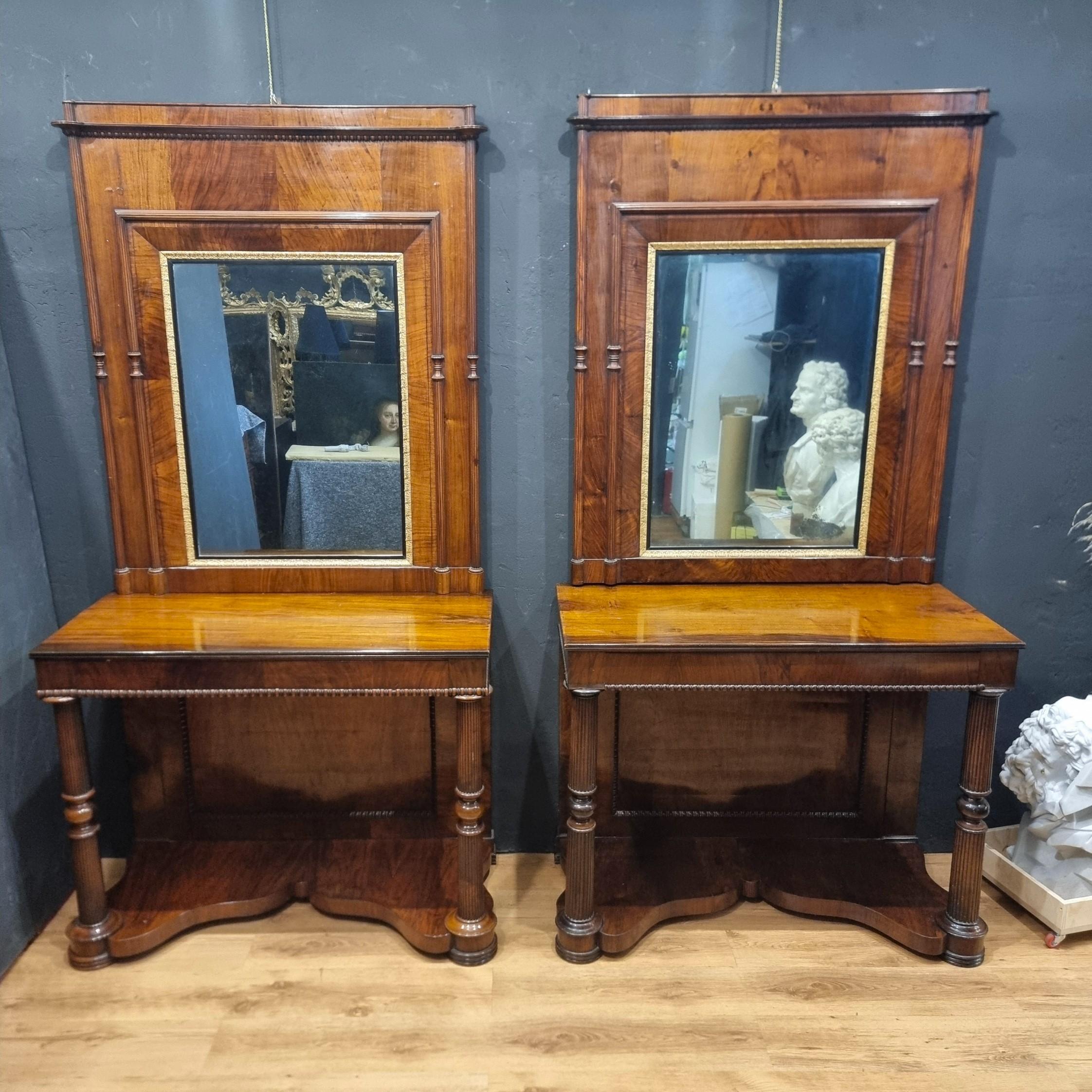 Paar Konsolen aus Nussbaumholz von Charles X. 1820 mit Spiegeln

Ein sehr seltenes Paar Konsolen aus Nussbaumholz aus der Zeit Karls X. (1820er Jahre), angereichert mit Originalspiegeln. Es handelt sich um prestigeträchtige Möbelstücke, die sich in