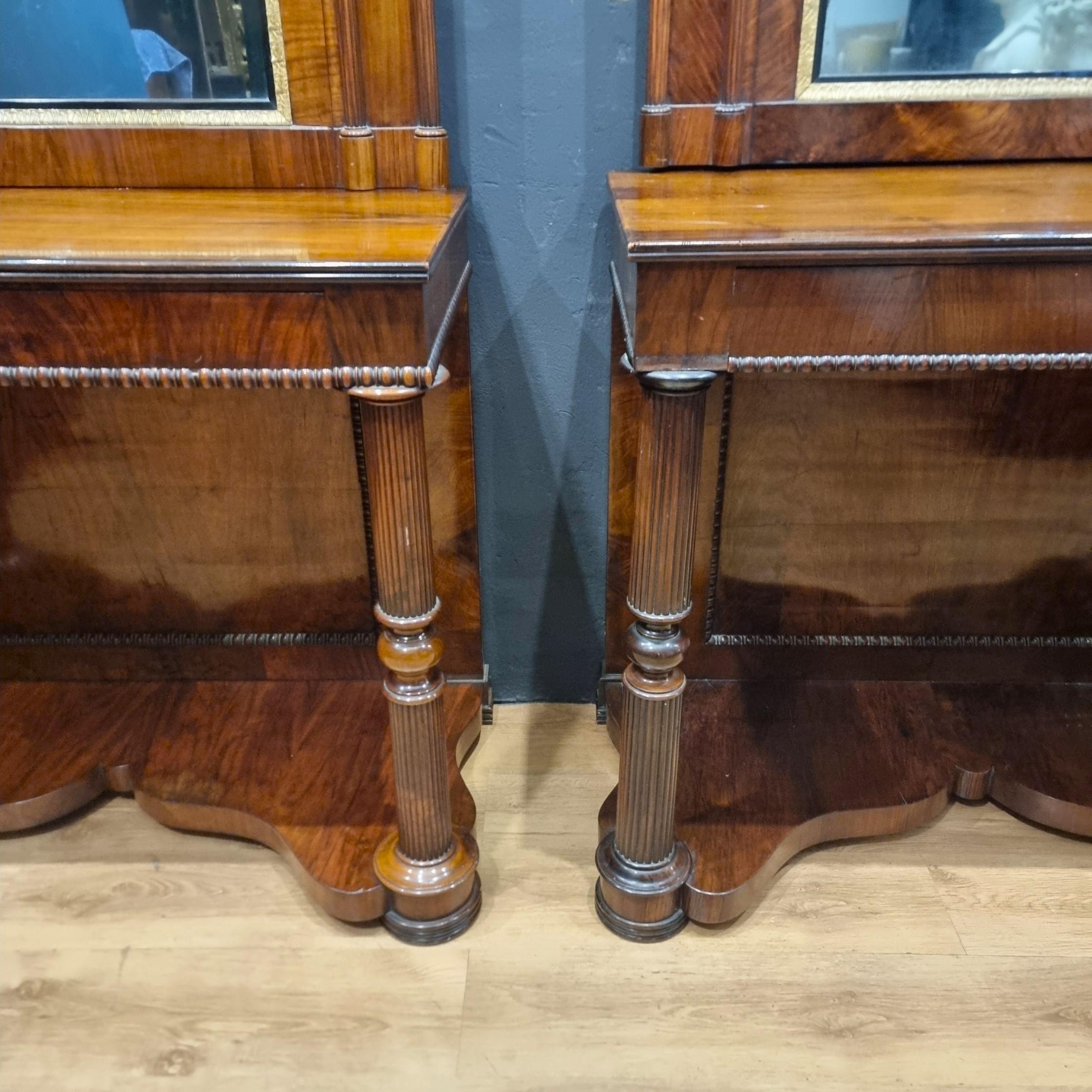 Paar Konsolen aus Nussbaumholz von Charles X. 1820 mit Spiegeln im Zustand „Hervorragend“ im Angebot in Villa Verucchio, Emilia-Romagna