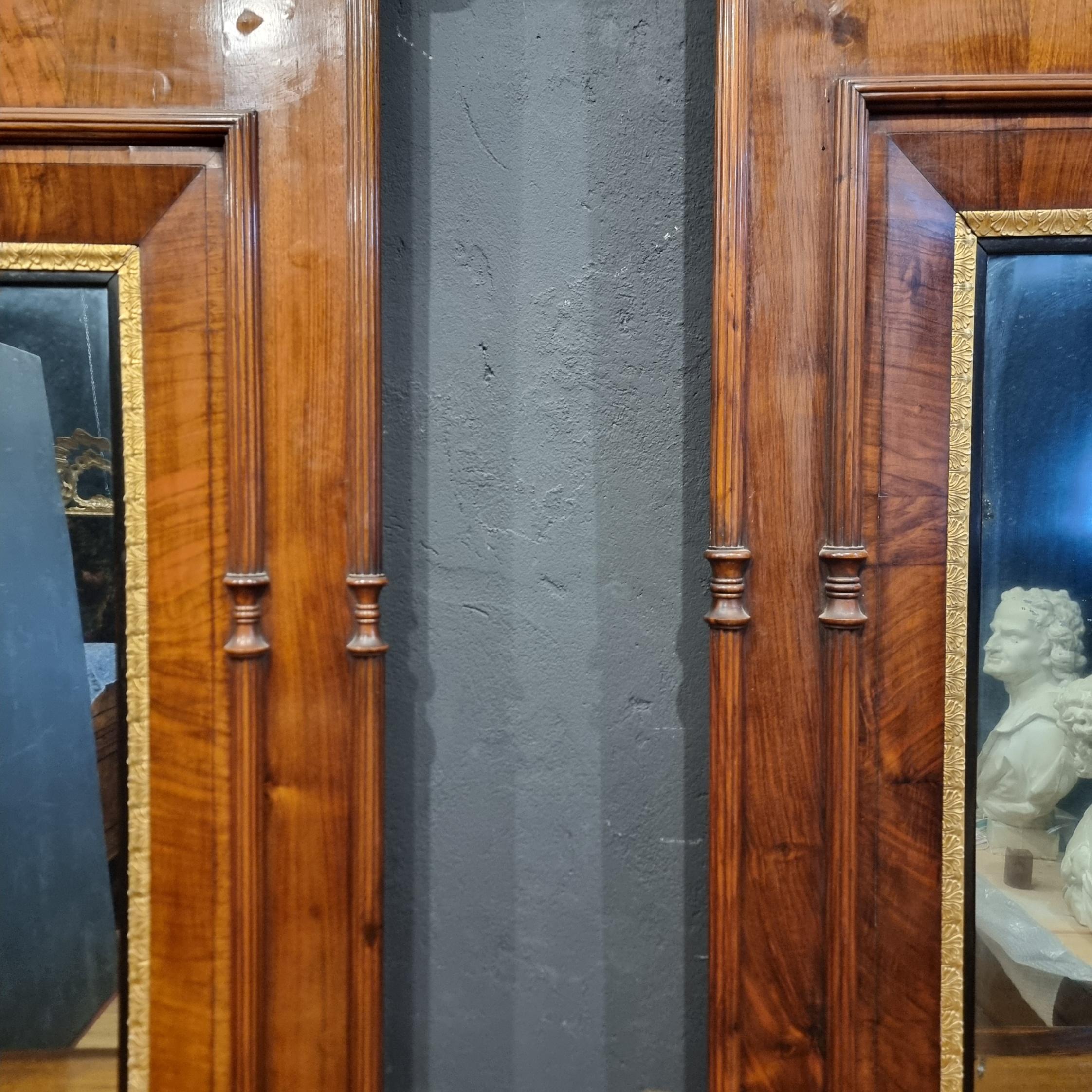 Paar Konsolen aus Nussbaumholz von Charles X. 1820 mit Spiegeln (19th Century) im Angebot