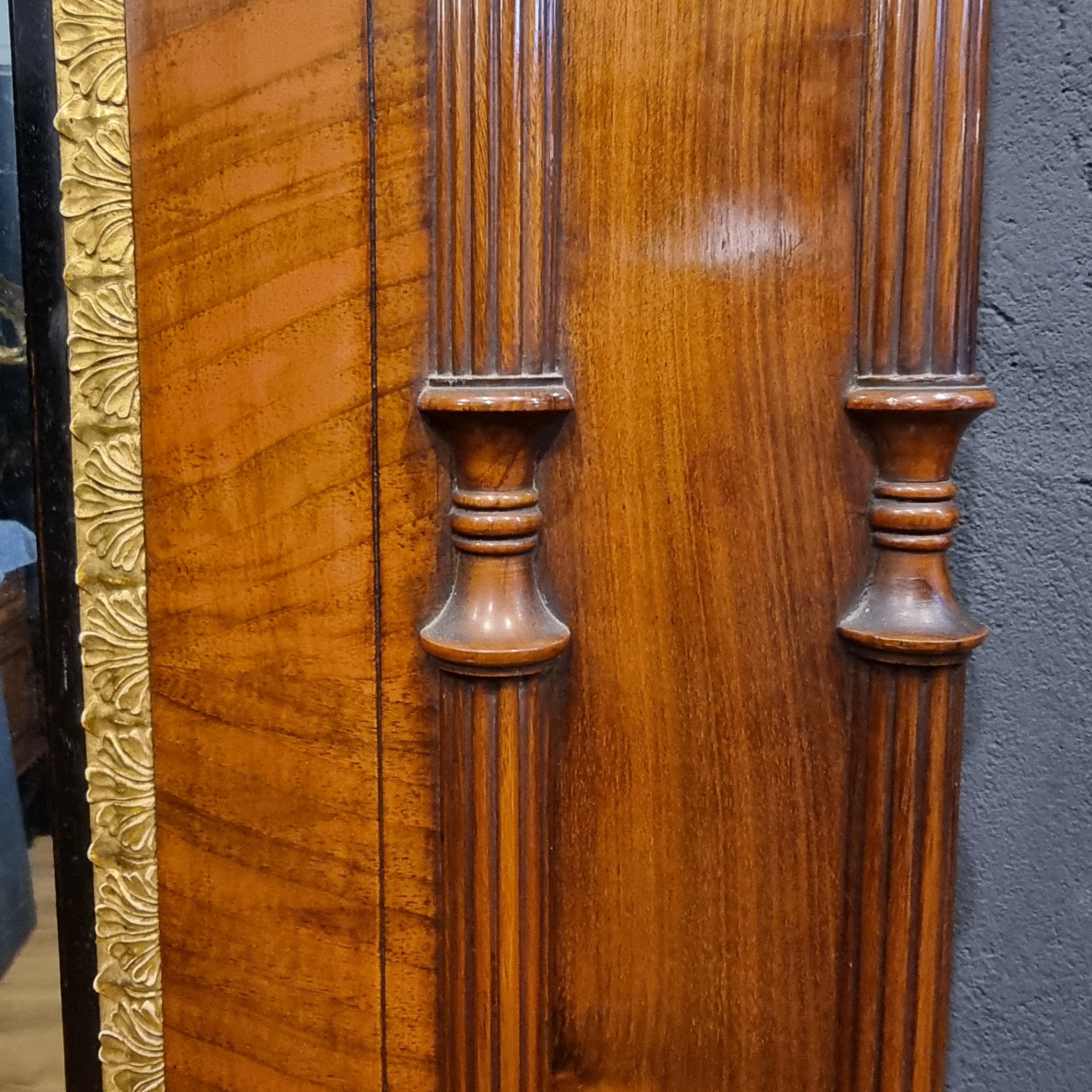 Paar Konsolen aus Nussbaumholz von Charles X. 1820 mit Spiegeln im Angebot 2