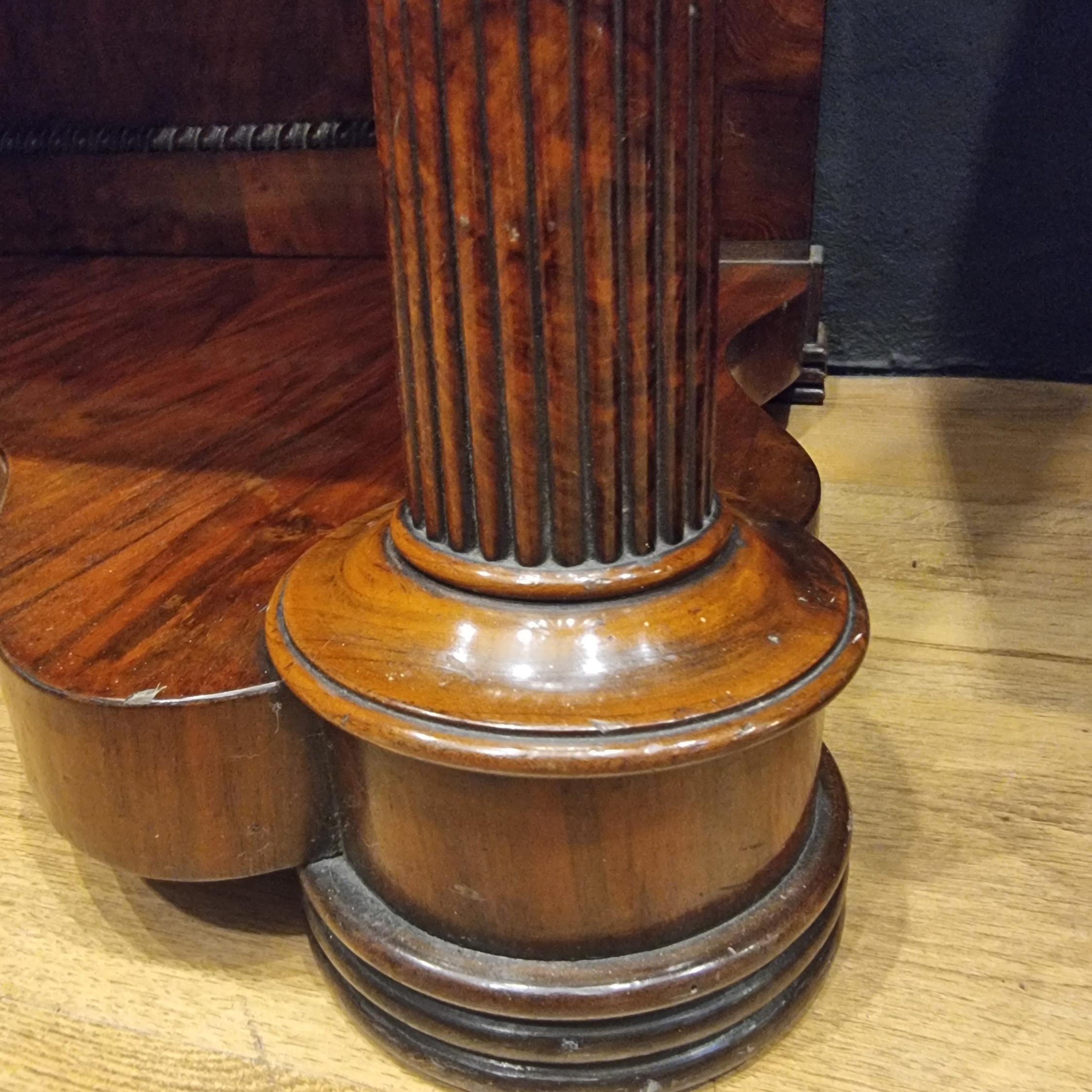 Paar Konsolen aus Nussbaumholz von Charles X. 1820 mit Spiegeln im Angebot 3