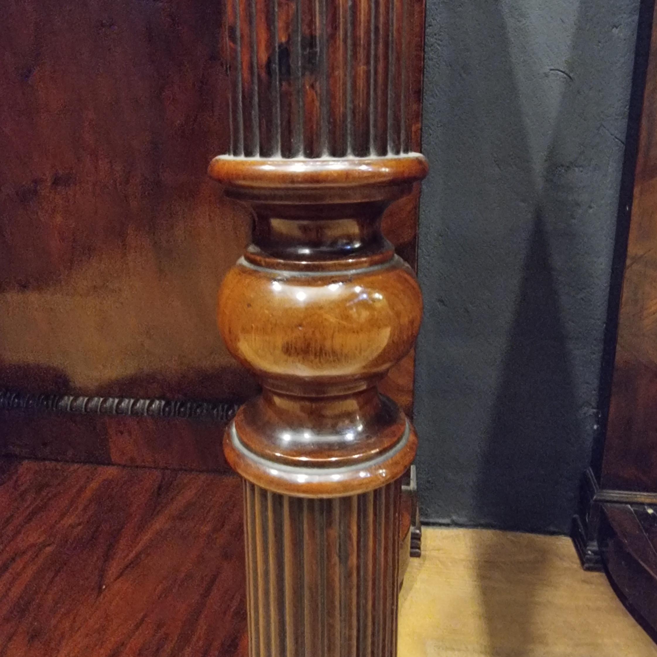 Paar Konsolen aus Nussbaumholz von Charles X. 1820 mit Spiegeln im Angebot 4