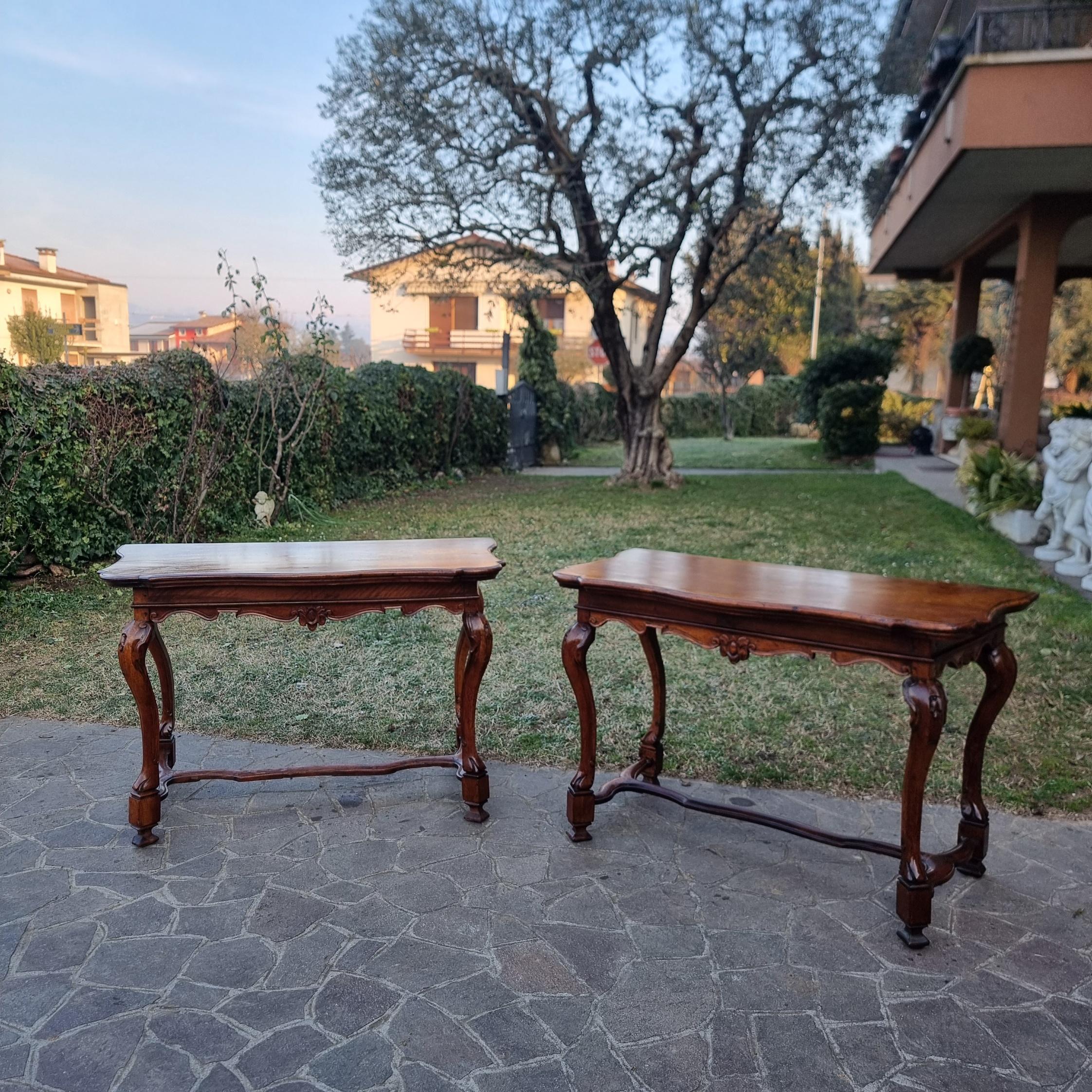 Coppia di Consolle in Noce del ‘700 Luigi XV Veneziane – Eleganza Senza Tempo

Un’autentica espressione dello stile veneziano del XVIII secolo
Questa straordinaria coppia di consolles in noce del ‘700, realizzate nello stile Luigi XV veneziano,