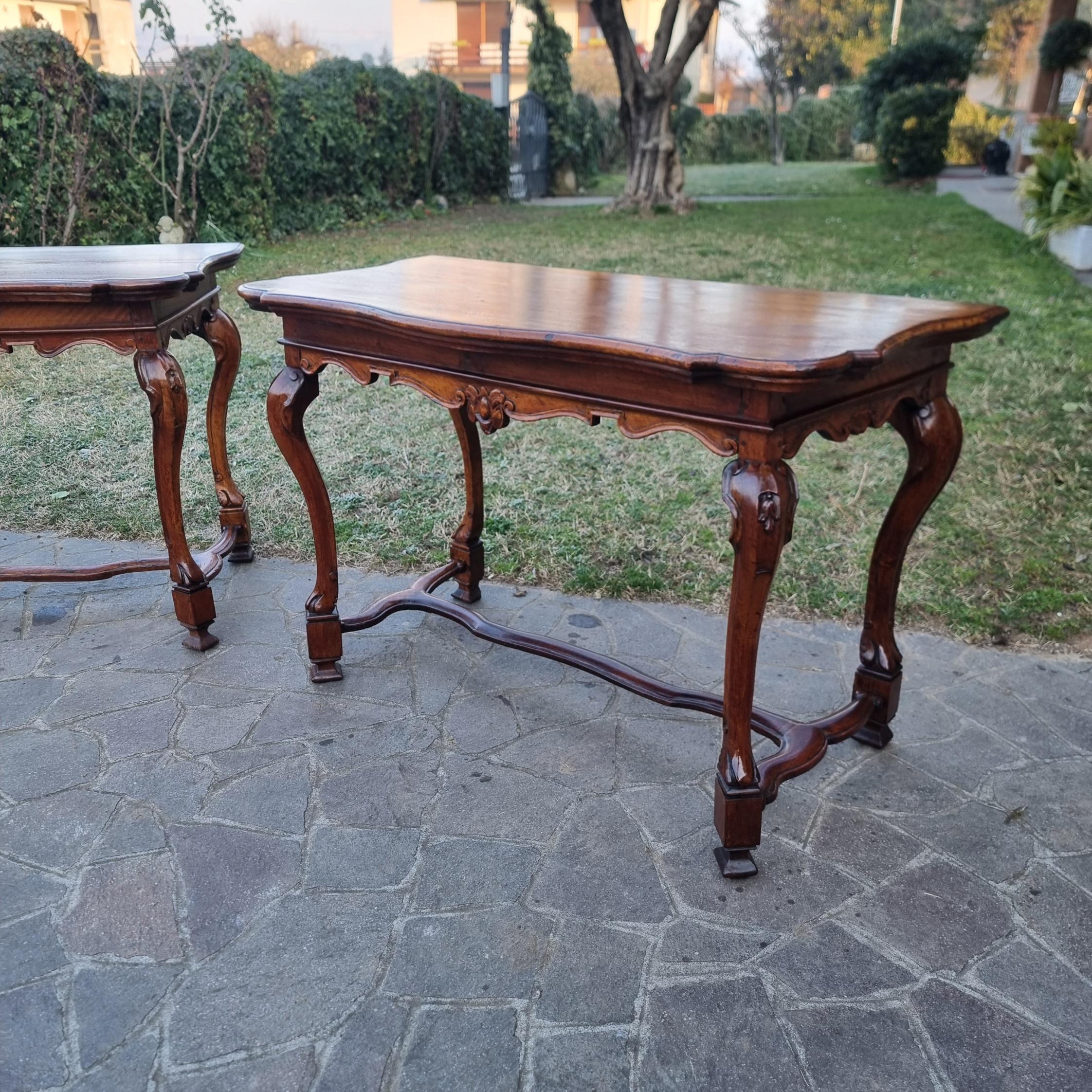 Italian Coppia di Consolles in Noce del ‘700 Luigi XV Veneziane in vendita