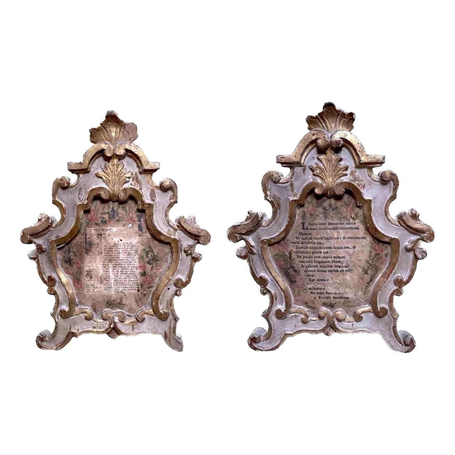 Paire de cadres italiens Louis XV en bois sculpté, laqué et doré du XVIIIe siècle État moyen - En vente à Milan, IT