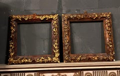 Coppia di cornici quadrate in legno e gesso dorato, italia