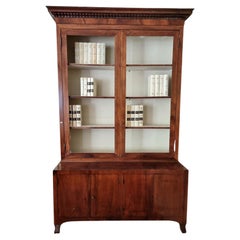 Paire de buffets-bibliothèques à deux corps en noyer sculpté - Vénétie, début déc..