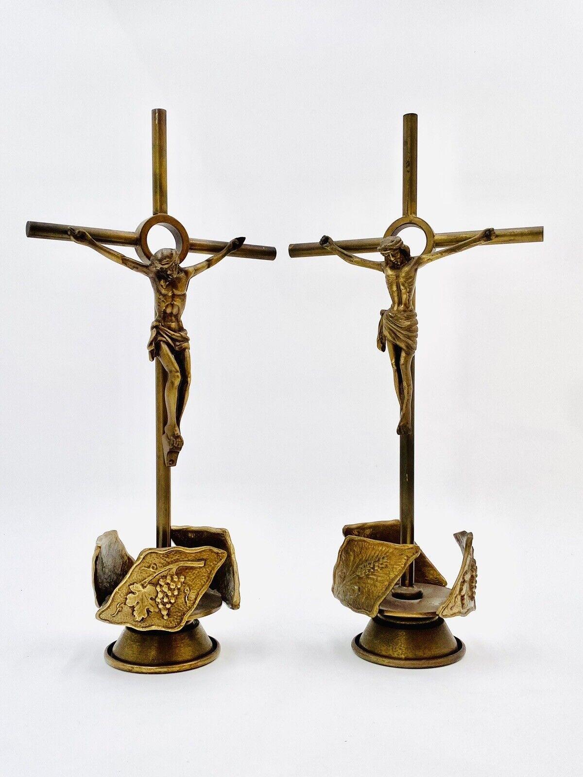 Paire de crucifix en laiton des années 1970.

En très bon état de conservation, il n'y a pas de défauts esthétiques ou structurels à signaler, seuls des signes légers et évidents du temps sont présents. (Voir photo)

Hauteur 37 cm

Largeur 18 cm