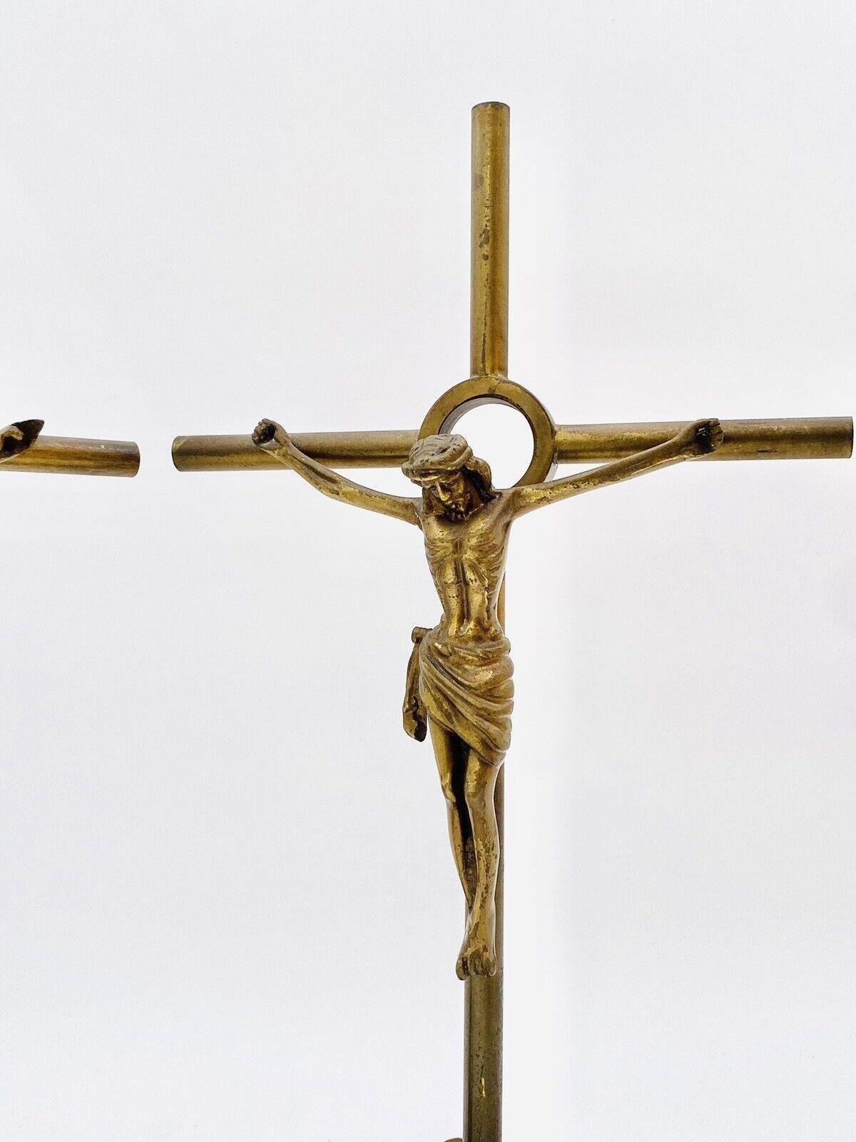 Late 20th Century Paire de crucifix en laiton design des années 1970 en vente
