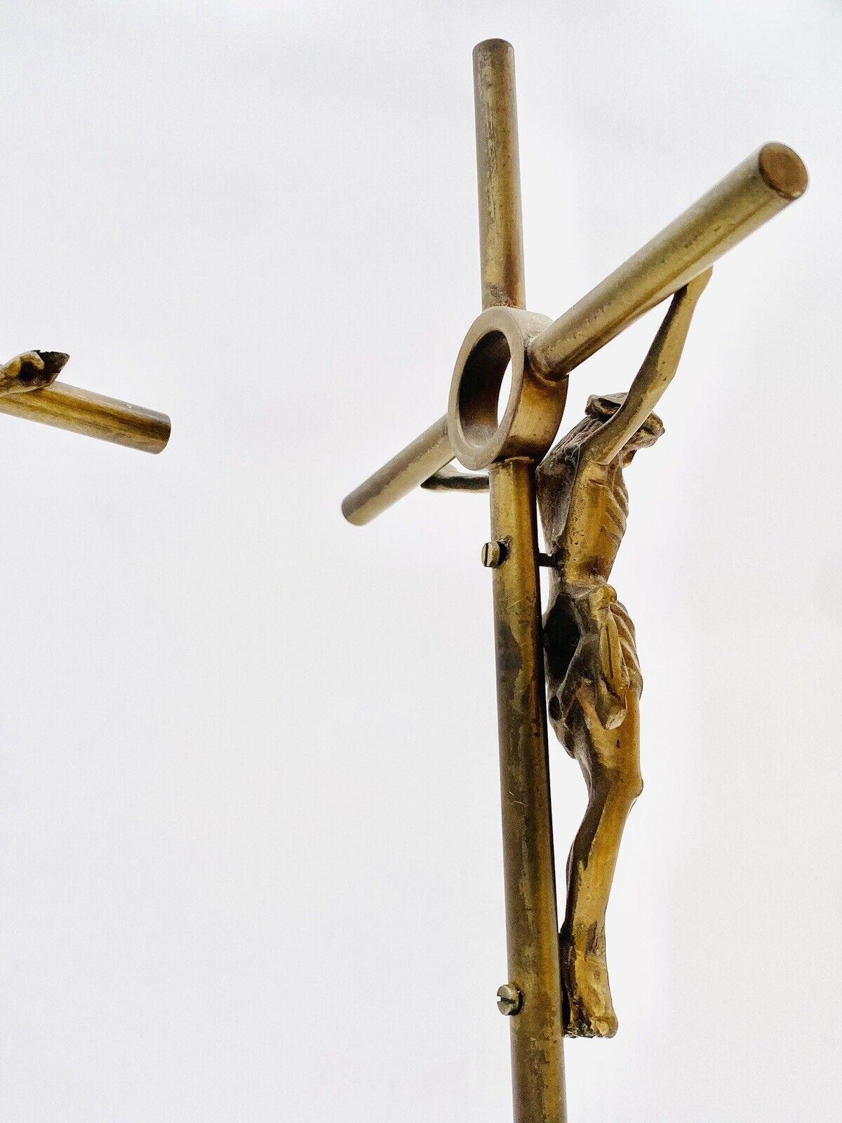 Paire de crucifix en laiton design des années 1970 en vente 1