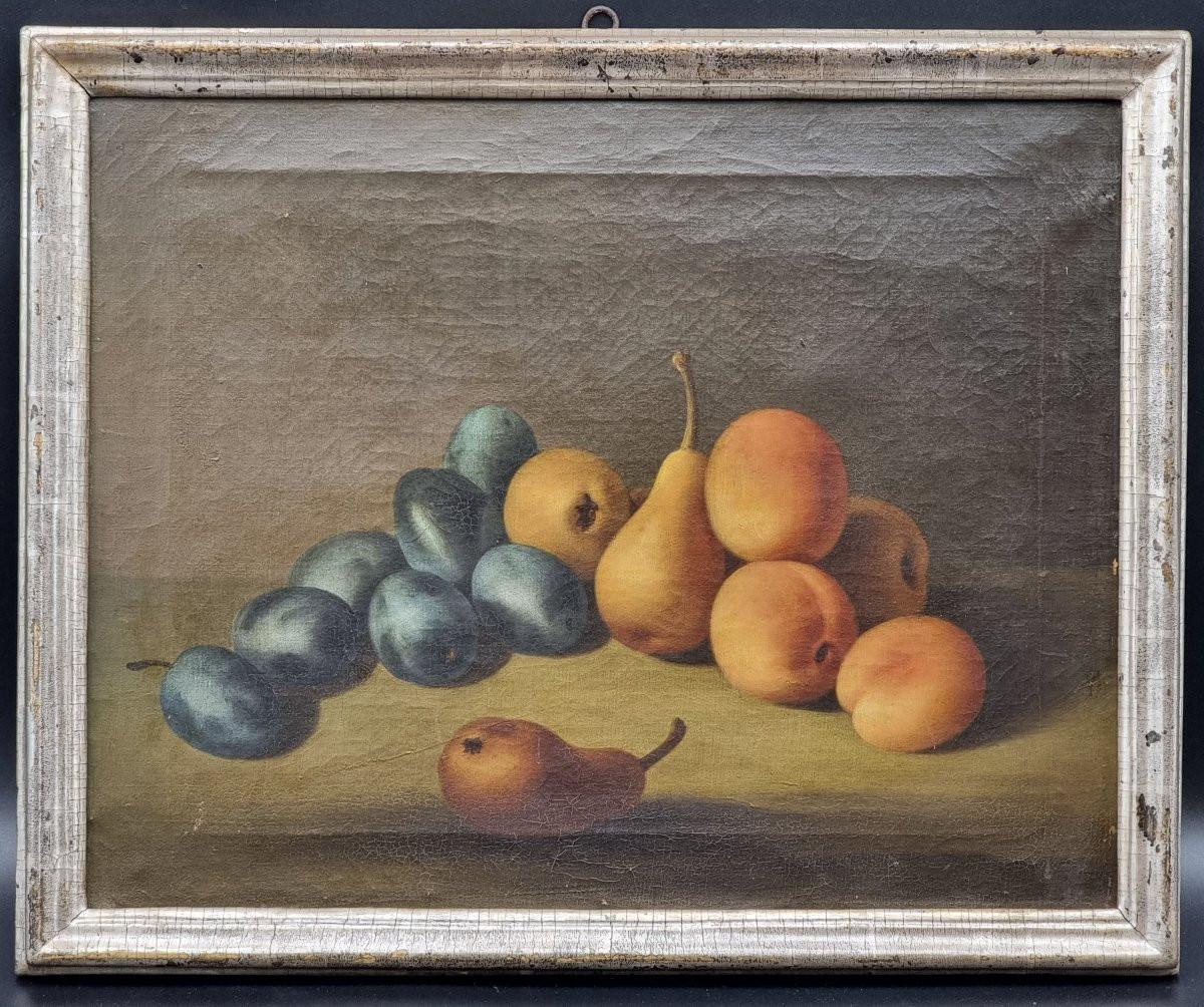 Une fascinante paire de natures mortes à sujet fruitier, peintes à l'huile sur toile et datant de la fin du 18e siècle ou du début du 19e siècle. Les deux œuvres, riches en équilibre et en goût décoratif, représentent des compositions de fruits -