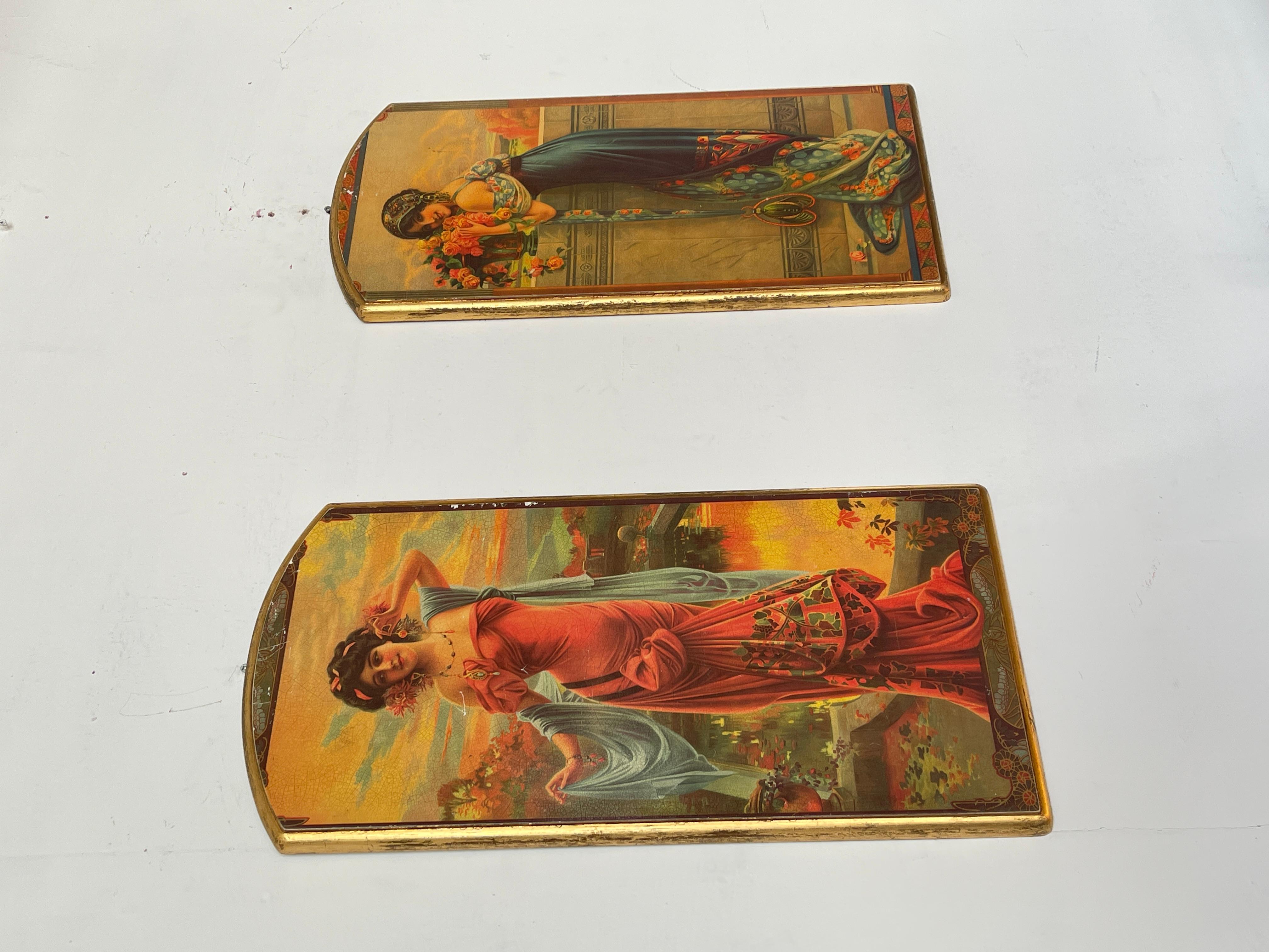 Paar Holzgemälde mit weiblichen Figuren im Jugendstil (Art nouveau) im Angebot