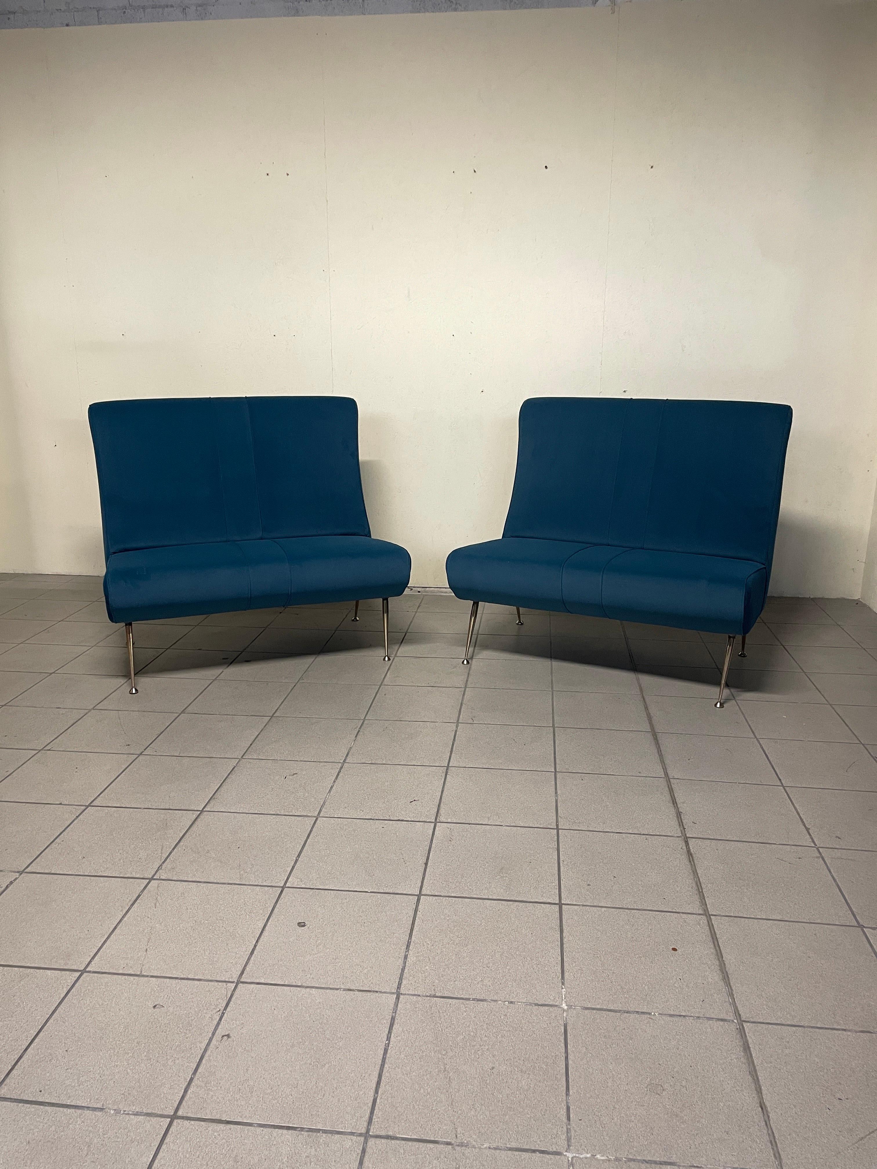Coppia di divanetti anni '50 completamente restaurato.

Piedini in ottone e rivestimento in tessuto lavabile e antimacchia di colore ottanio.

Le sedute possono ospitare due persone comode.
Il set dal design classico ed elegante si presta per essere