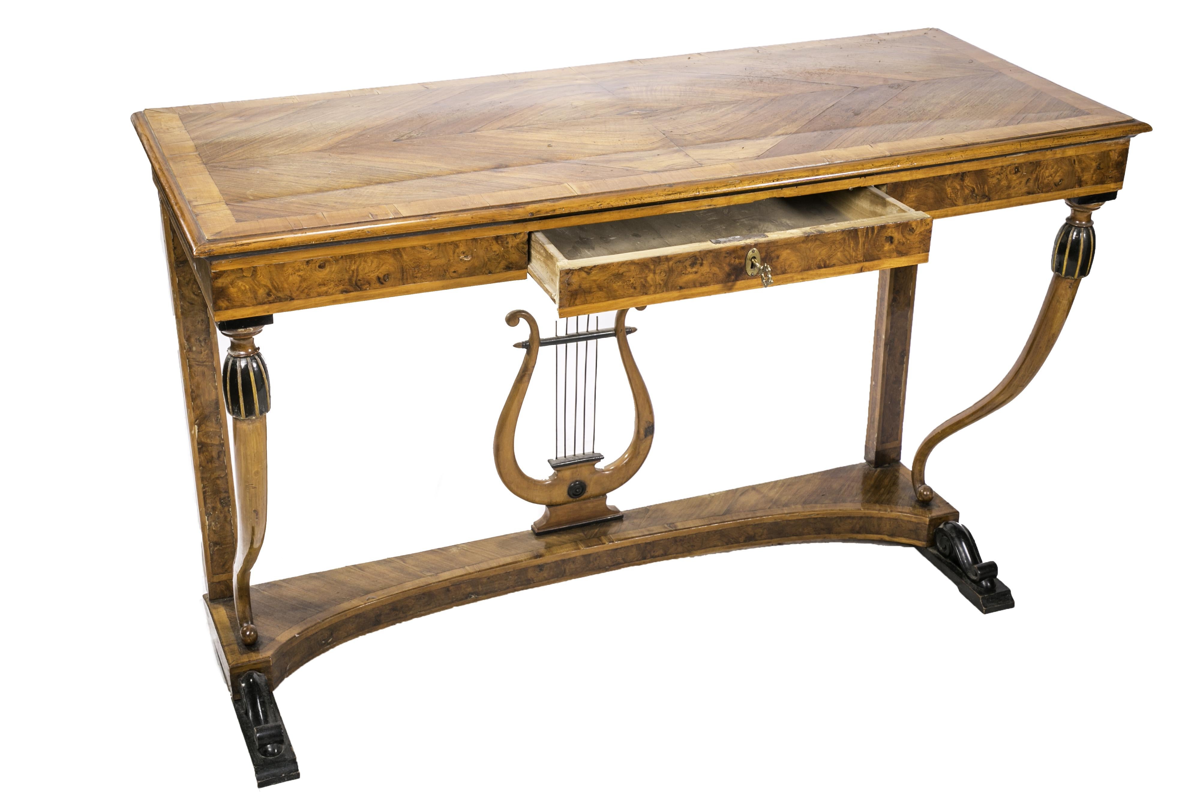 Zwei elegante neoklassizistische Konsolen aus den 1800er Jahren (Intarsie) im Angebot
