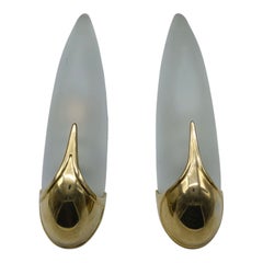 Pareja de elegantes lámparas de pared de latón y cristal, Francia años 80