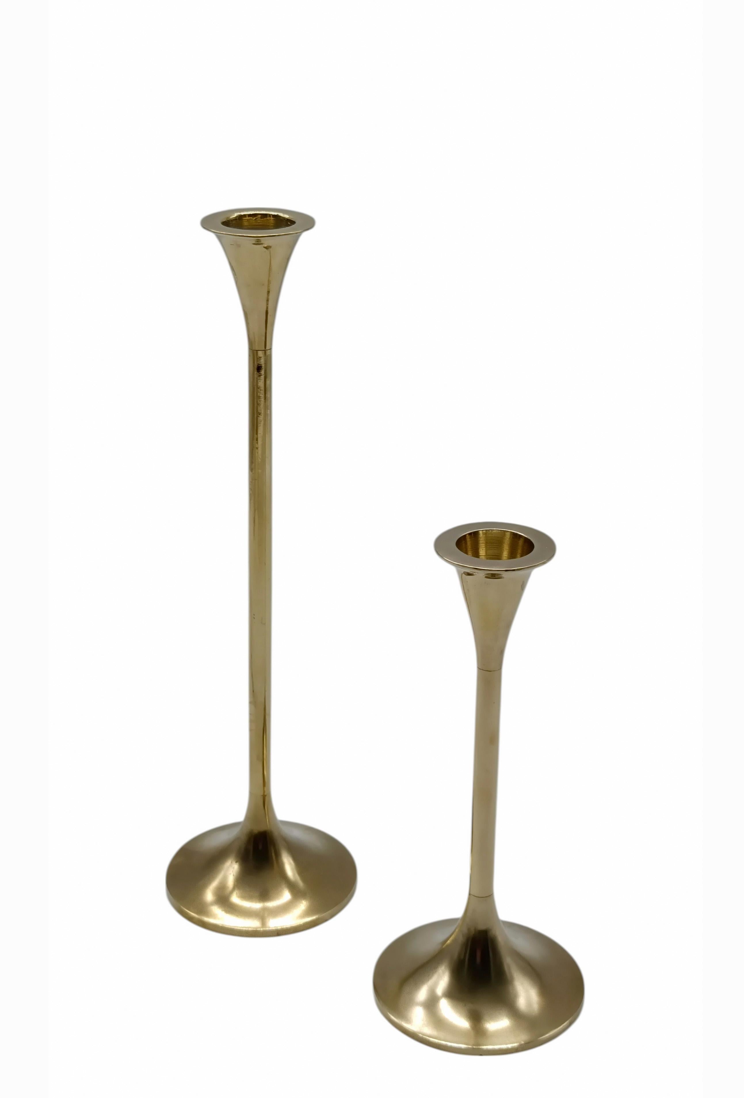 Splendido set di due portacandele in ottone massiccio. Costruito con un'altezza graduata esteticamente gradevole e con piani a forma di tulipano, questo set in stile Bauhaus realizzato ad arte è l'aggiunta perfetta e discreta a qualsiasi stanza e il