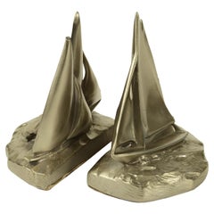 Paire de serre-livres en métal blanc coulé représentant deux voiliers