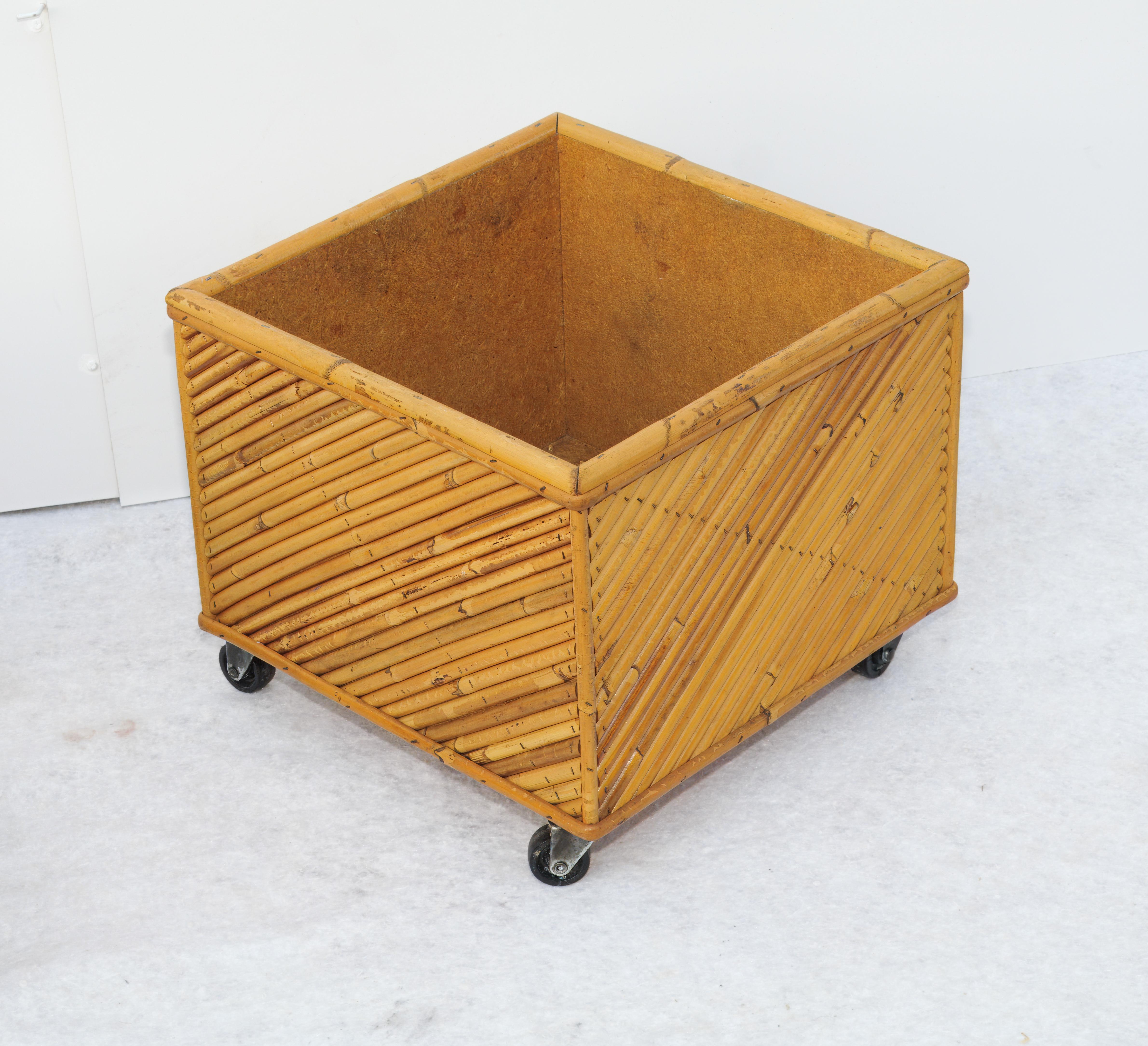 Coppia di Fioriere in rattan e canna in bambù, Made in Italy, Anni '70. 
Bellissima Coppia di Fioriere in rattan e canna in bambù realizzati a mano in Italia, Anni '70. Le condizioni sono eccellenti, può presentare lievi segni del tempo dovuti