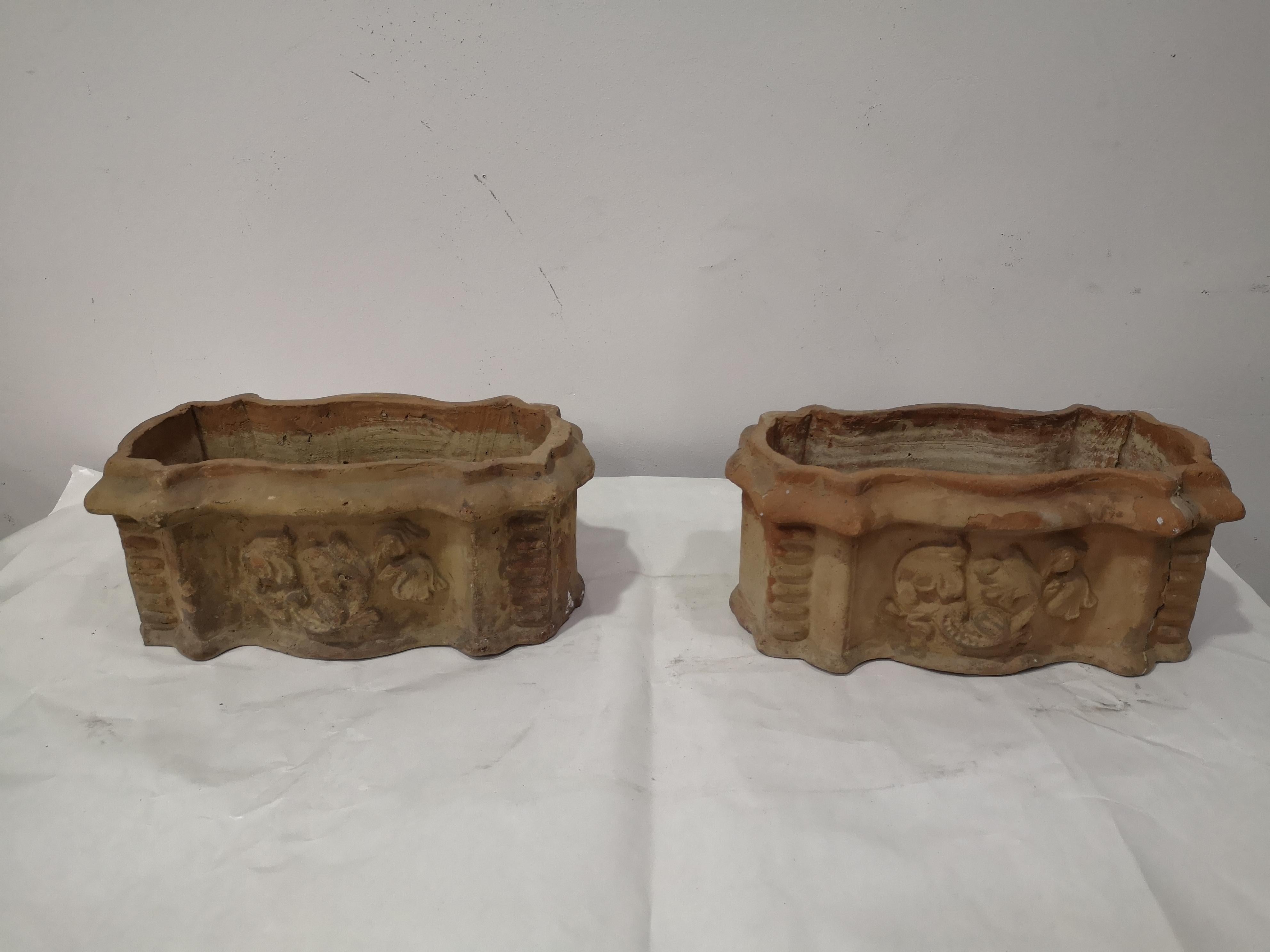 Coppia di Fioriere Siciliane in Terracotta di Caltagirone della metà 800 con decorazioni in buone condizioni compatibilmente con
l'usura del tempo.
Le Fioriere misurano:
Larghezza cm 40
Profondità  cm 24
Altezza  cm  27