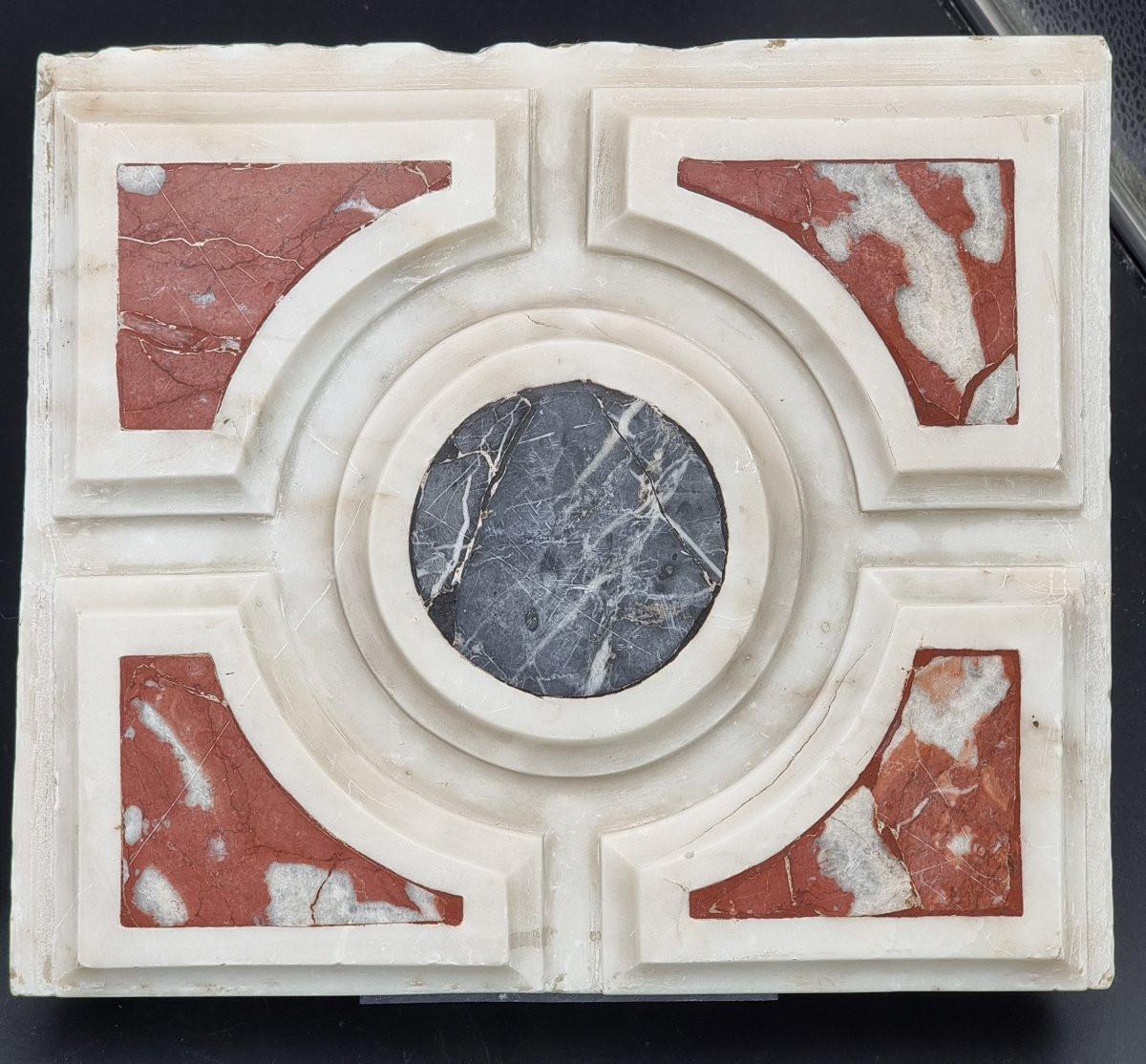 Abmessungen:
Fragment A: 26 × 22 cm 
Fragment B: 25 × 23 cm  
Elegantes Paar von architektonischen Marmorfragmenten aus der Renaissance aus einem historischen Palast in Vicenza. Diese dekorativen Elemente aus Carrara-Marmor mit Einlagen aus rotem