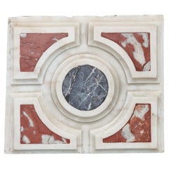 Coppia di frammenti architettonici rinascimentali in marmo policromo