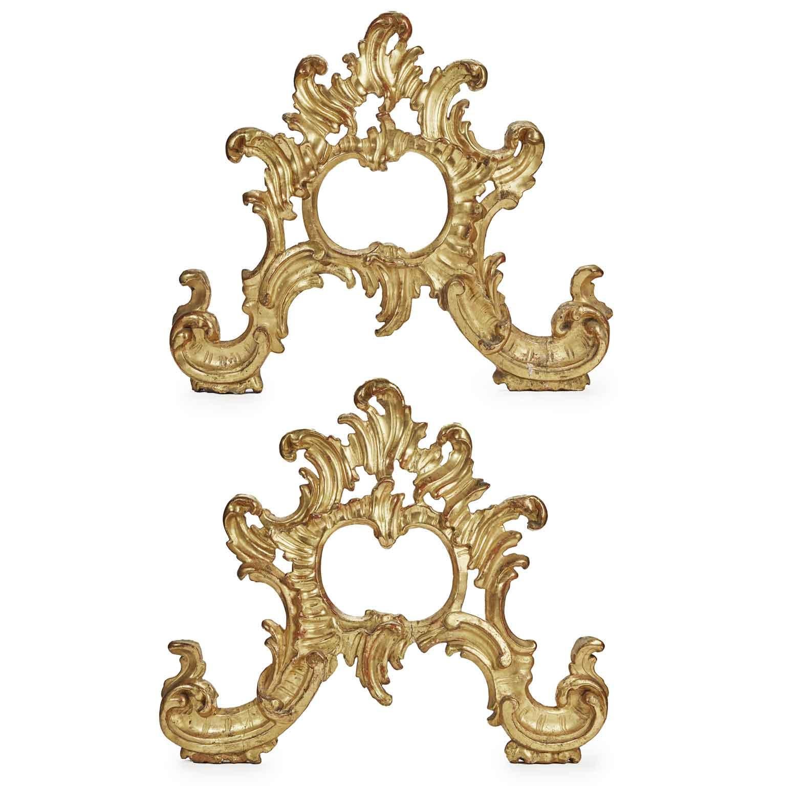 Gold Leaf Coppia di Decorazioni da Parete Italiane Rococò 1750 Intaglio Fogliato e Dorato  For Sale