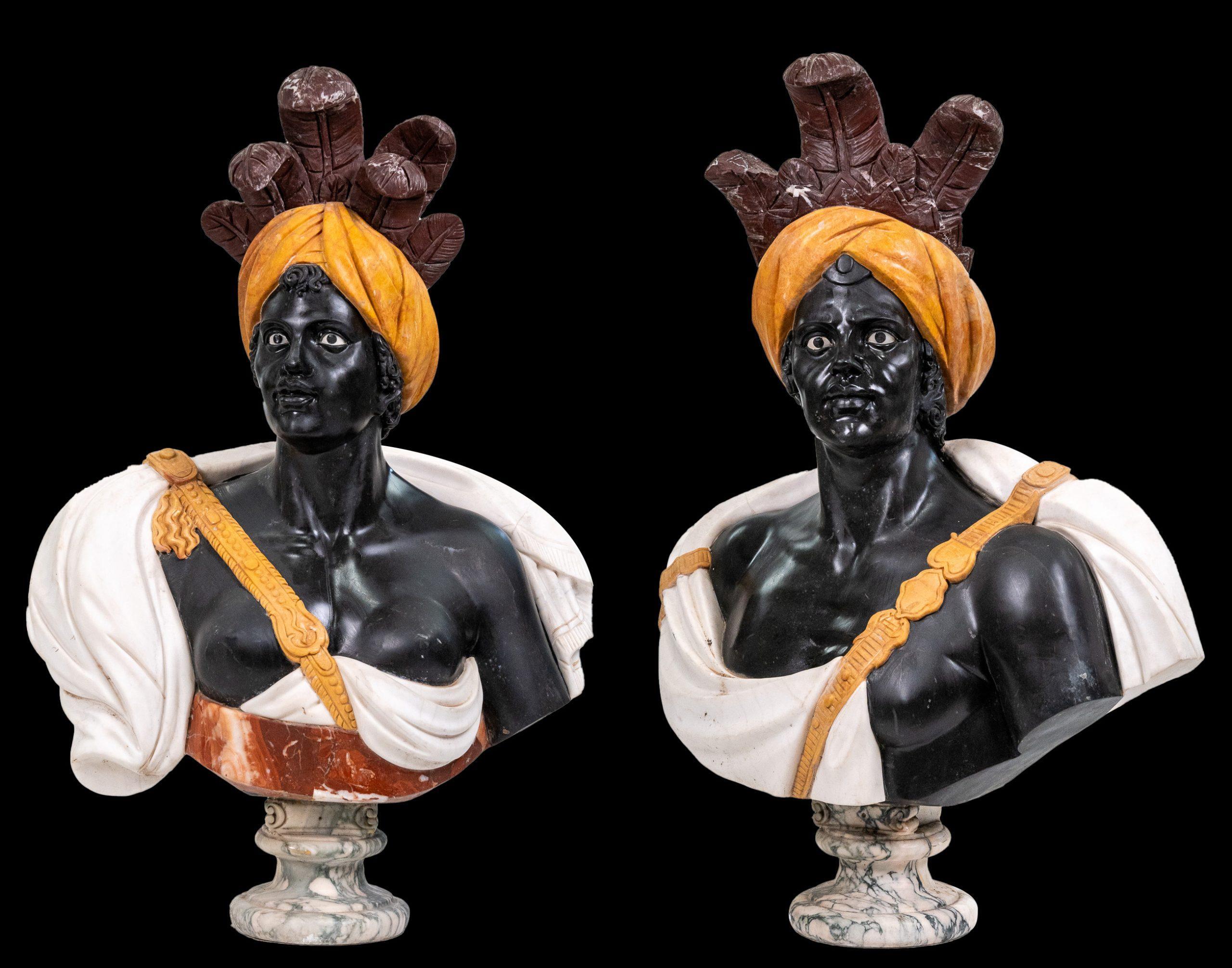 Italian Paire de grands bustes Moretti en marbre polychrome en vente