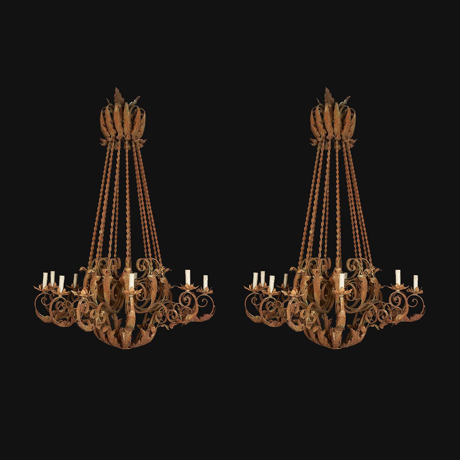 Coppia Di Lampadari In Ferro Battuto realizzati a mano risalenti al 1970 circa. Monumentali lampadari italiani a dodici luci provenienti dal giardino d’inverno di una antica villa di campagna in Lombardia, in buono stato di conservazione. La