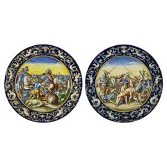 Coppia di Grandi Piatti Istoriati Maiolica Italiana Molaroni Pesaro 1910 circa