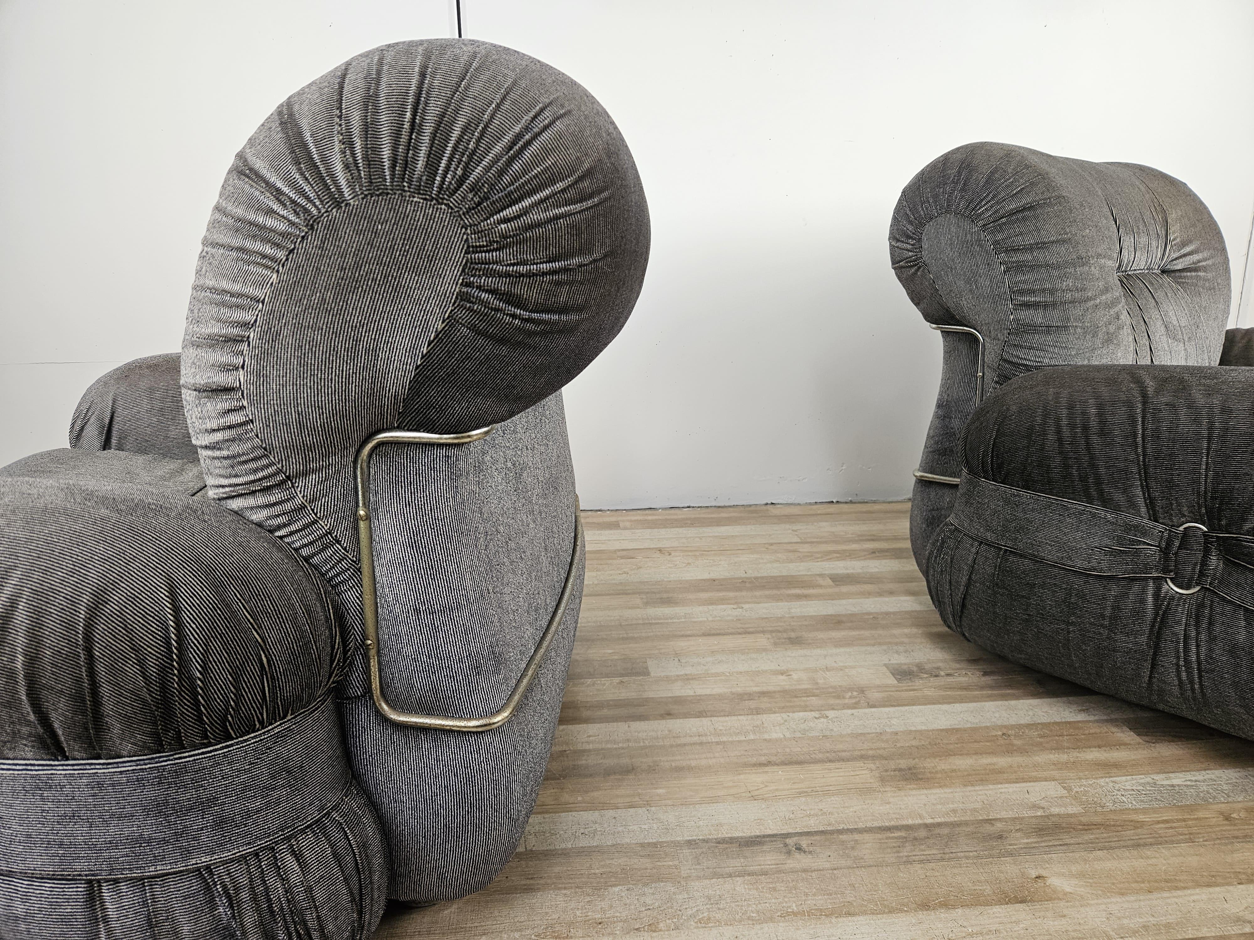 Pareja de grandes sillones Club de tela y metal con correas laterales 10