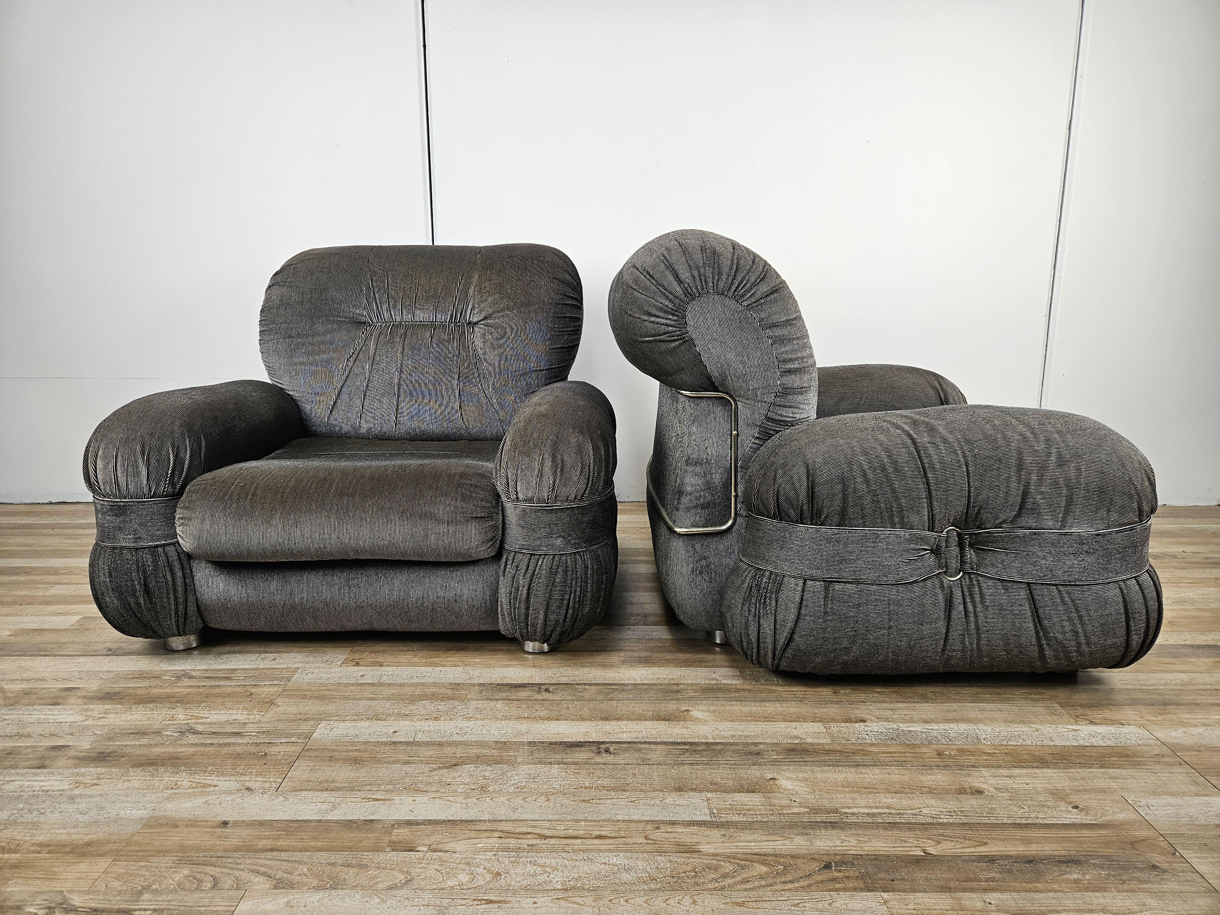 Sillones italianos vintage de los años 70, totalmente tapizados y acolchados en tela con cojín extraíble y patas de madera y metal.

Asientos muy cómodos y espaciosos, perfectos para salones grandes o salas de estar modernas.

Presentan signos