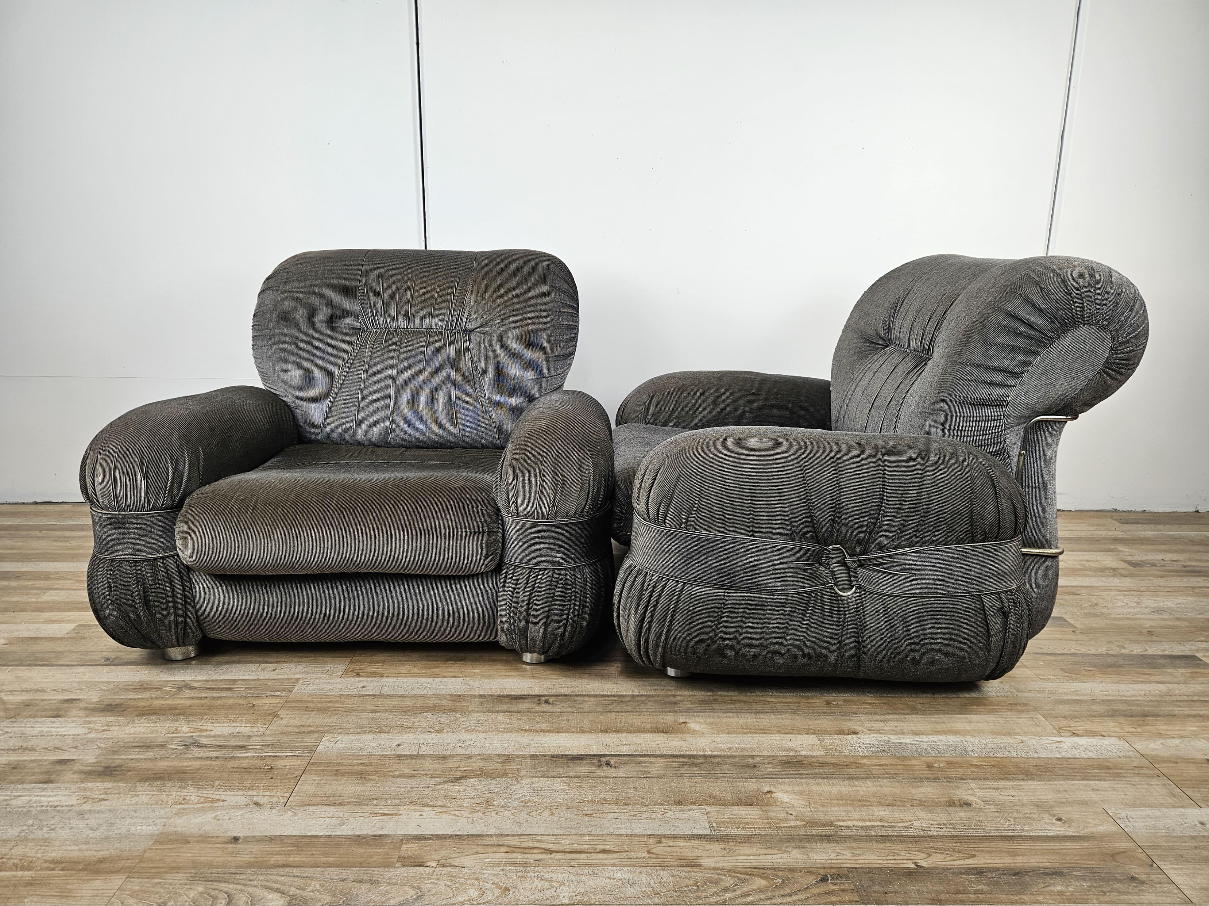 Pareja de grandes sillones Club de tela y metal con correas laterales Italiano