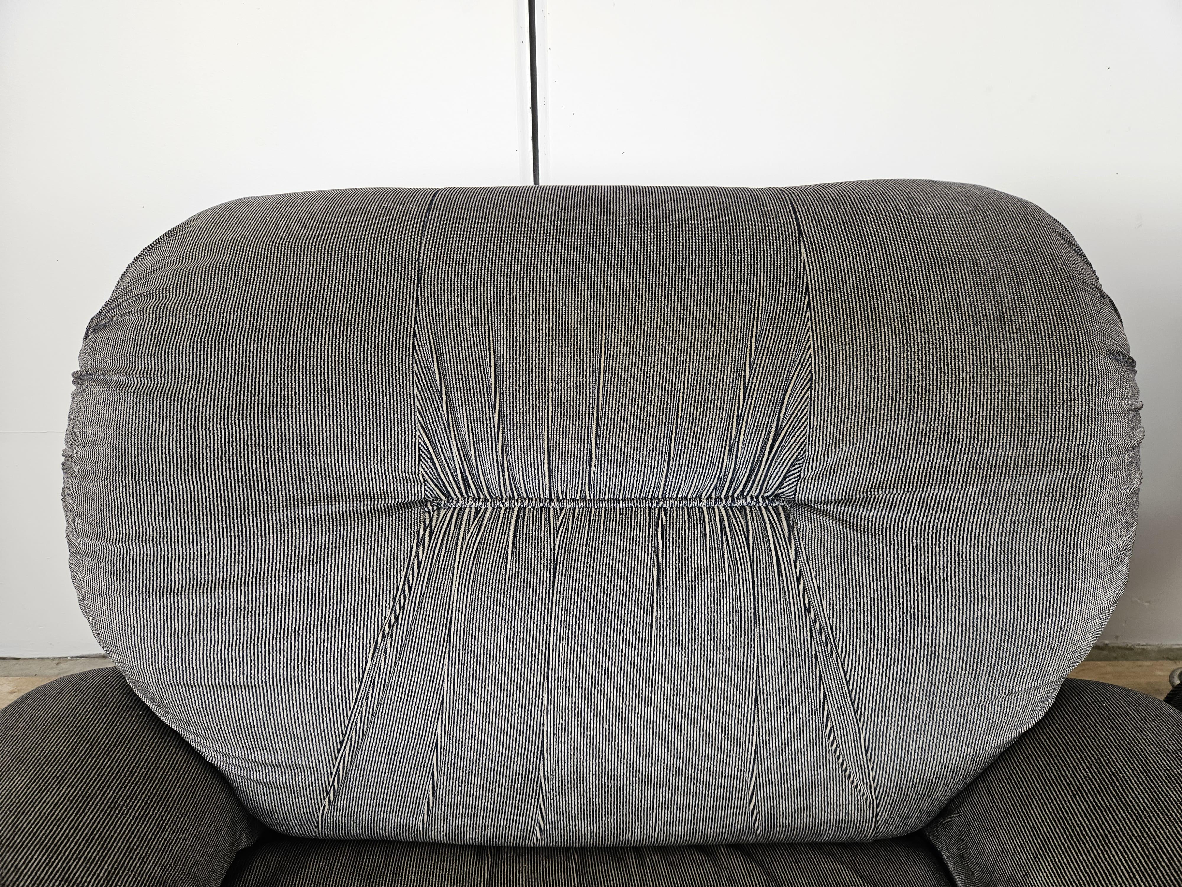 Pareja de grandes sillones Club de tela y metal con correas laterales finales del siglo XX