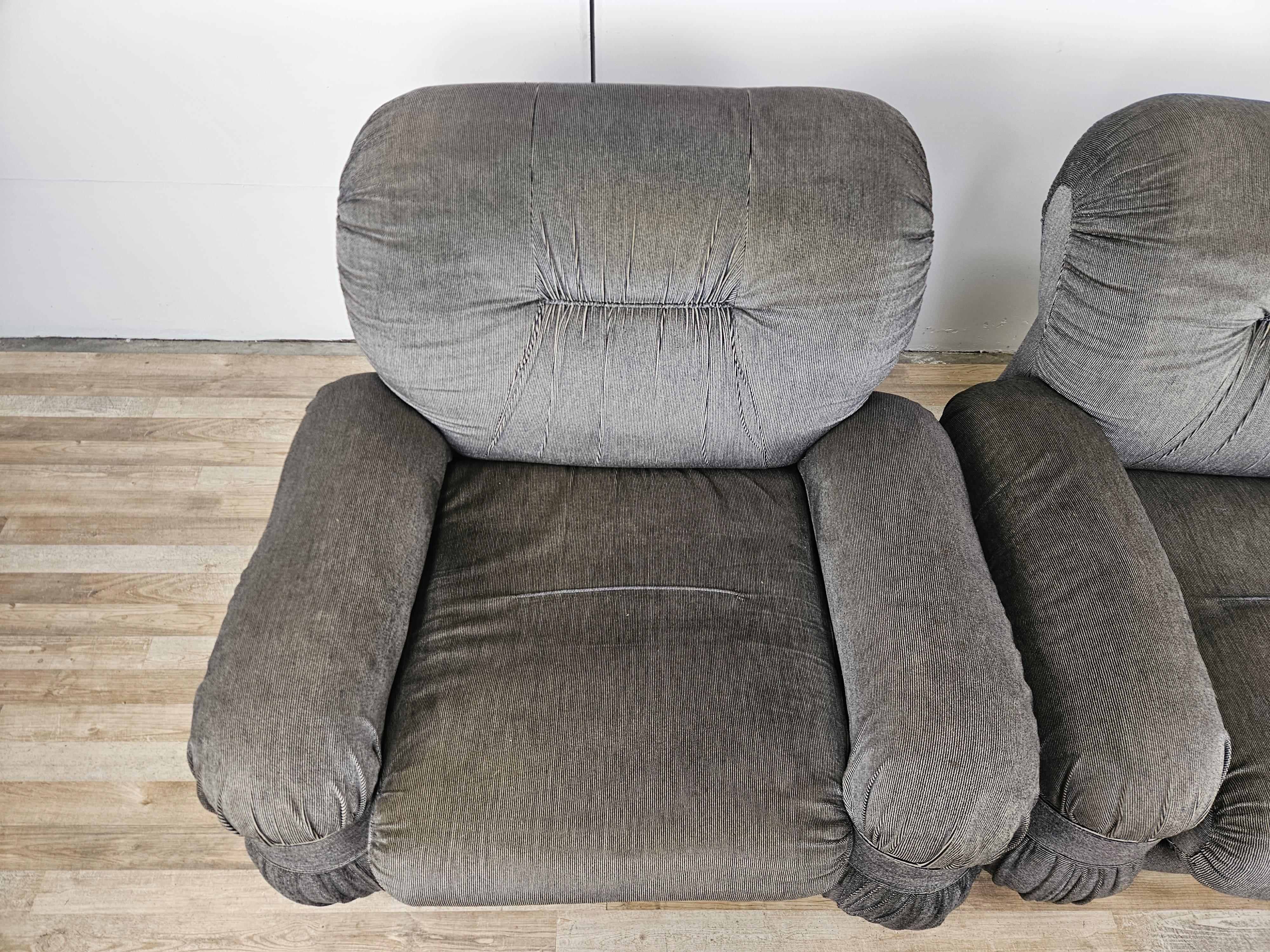 Pareja de grandes sillones Club de tela y metal con correas laterales Tela