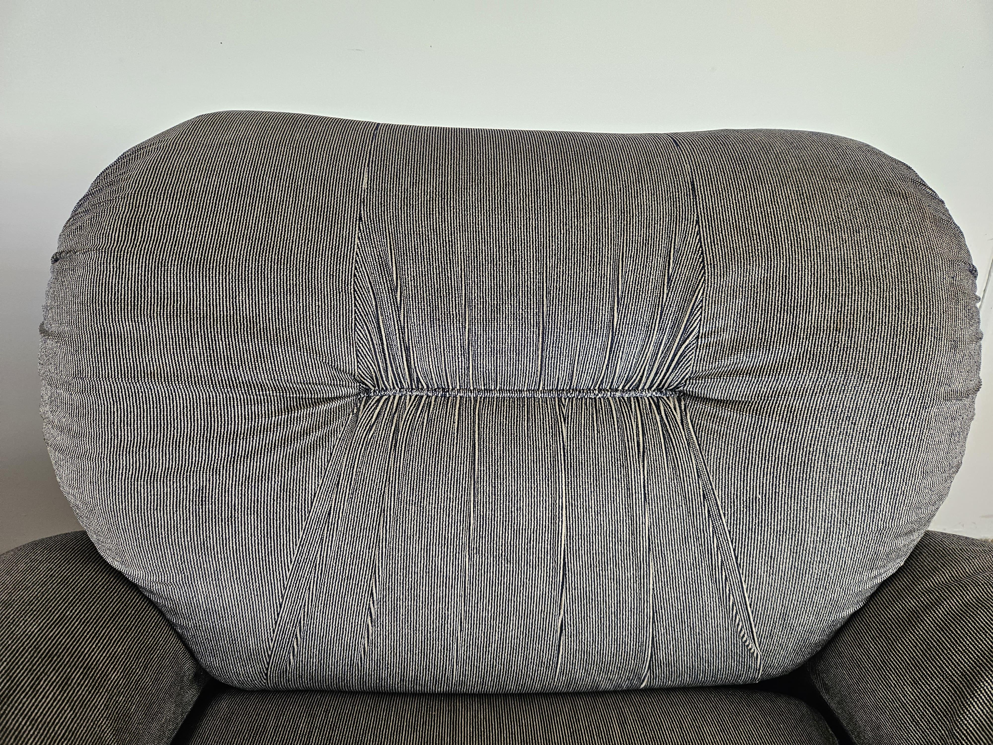 Pareja de grandes sillones Club de tela y metal con correas laterales 1