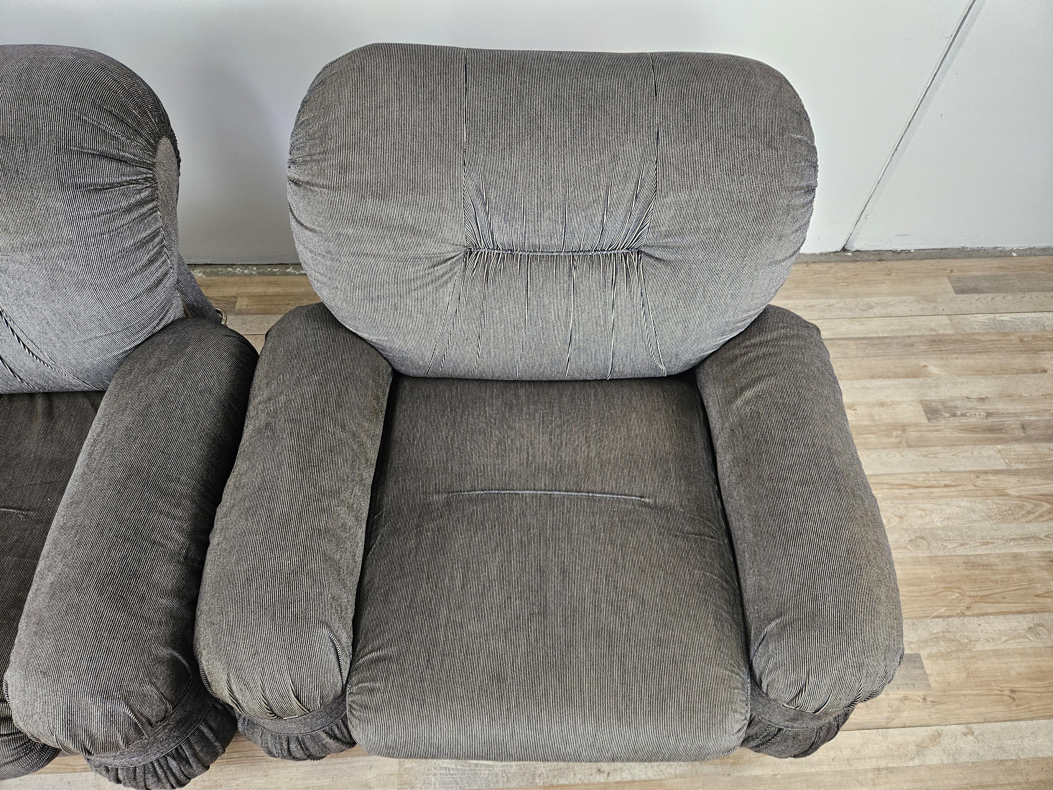 Pareja de grandes sillones Club de tela y metal con correas laterales 2