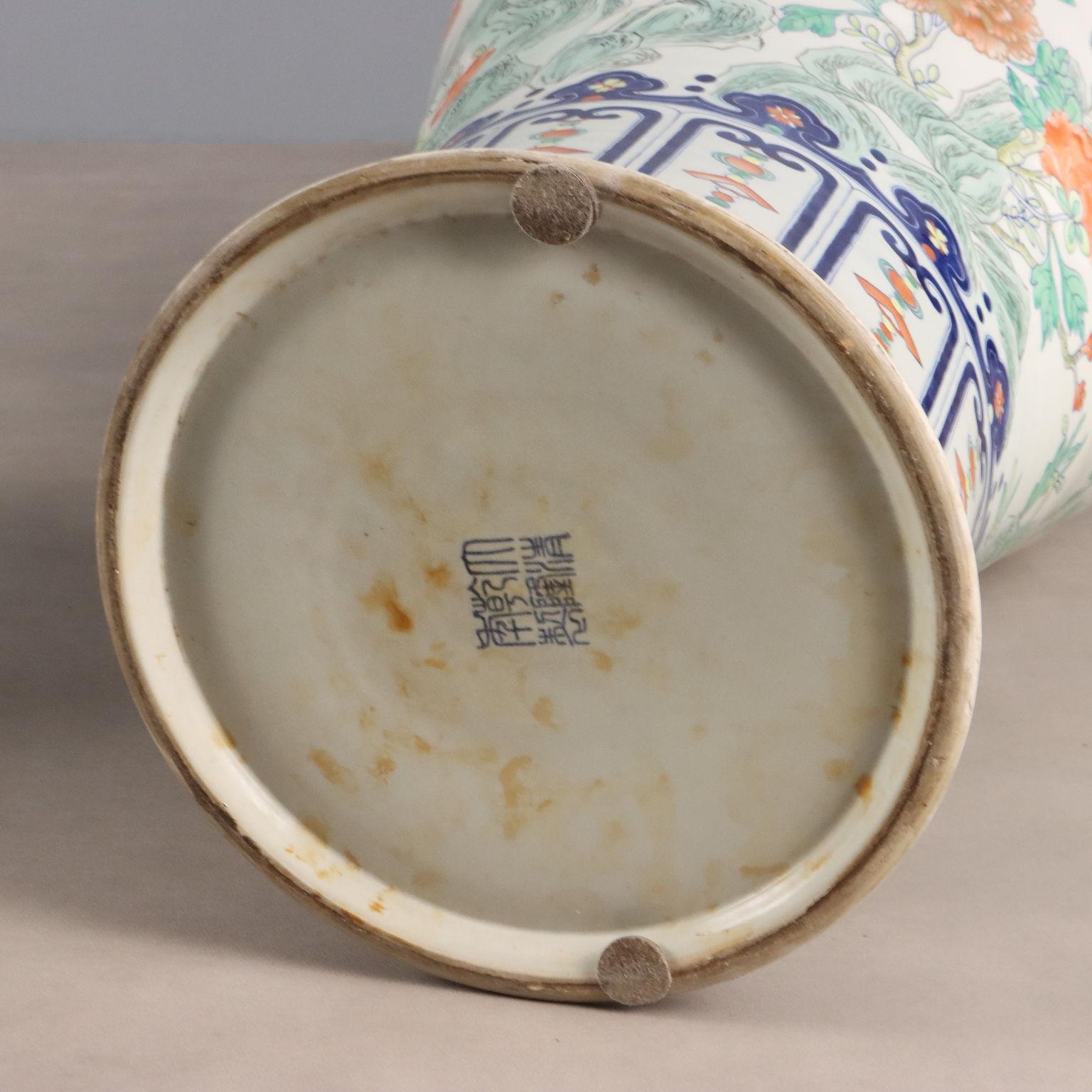 Coppia di Grandi Vasi a Balaustro con Coperchio Cina XX Secolo en venta 5