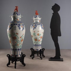Pareja de grandes jarrones balaustres con tapa China Siglo XX