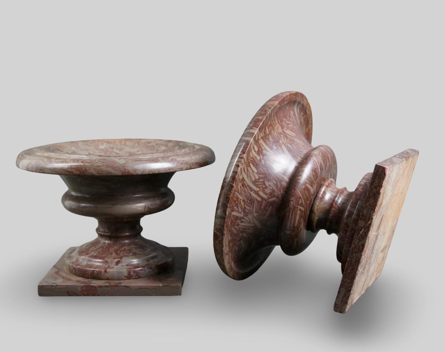 Coppia di grandi vasi nel gusto neoclassico in marmo cipollino rosso romano, Italia, fine del XIX secolo.  Di grande effetto decorativo,sono realizzati con una qualità di marmo pregiato già utilizzata al tempo dei romani. Ottimo stato di