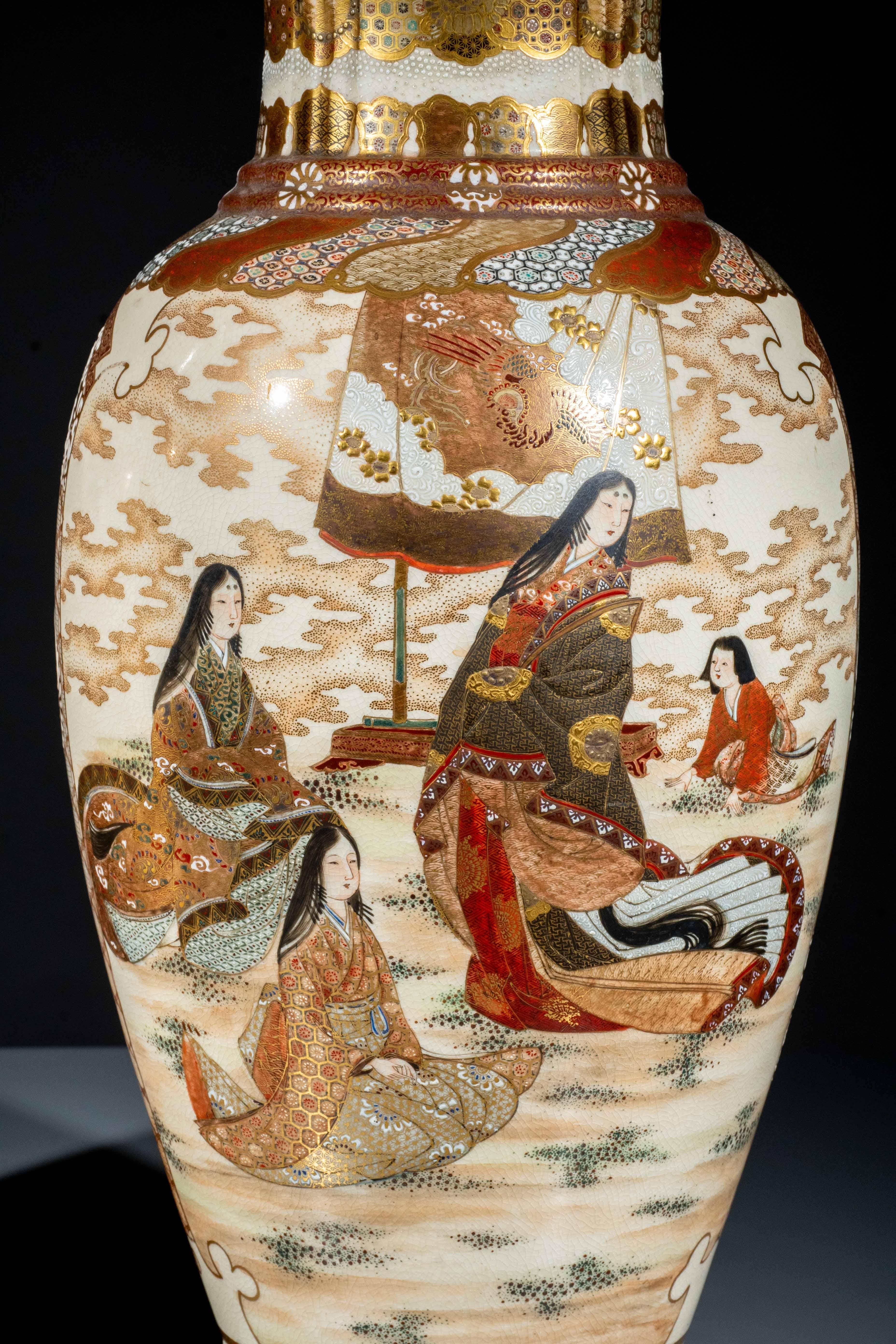 Pair of large Satsuma vases with imperial scenes, signed Kinkozan In Excellent Condition For Sale In Milano, IT