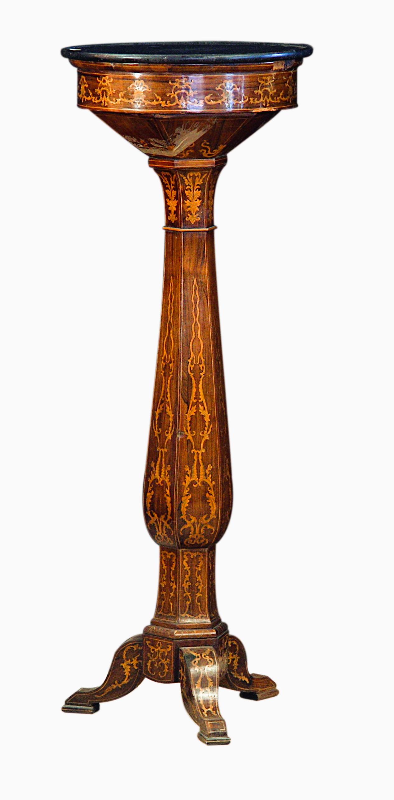 Pair of Charles X-era guéridons,
rosewood veneer richly decorated with fine and elegant lemonwood inlays.
Period: first half of the 1800s

Measurements: 41 cm diameter  - H. cm 112

Code 5131
(SF) 0SM,S 
