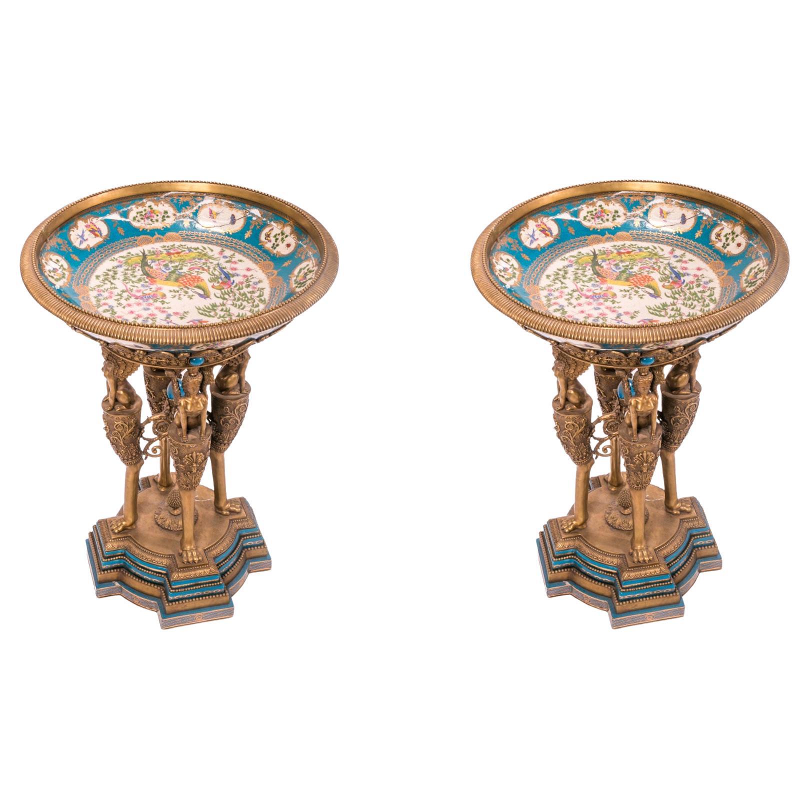 Paire de guéridons français des années 1800
Très élégant, en céramique, avec de fines sculptures et des décorations en bronze.
Dimensions : diamètre cm 49 - H. cm 67

Dans certaines parties, les céramiques ont besoin d'être